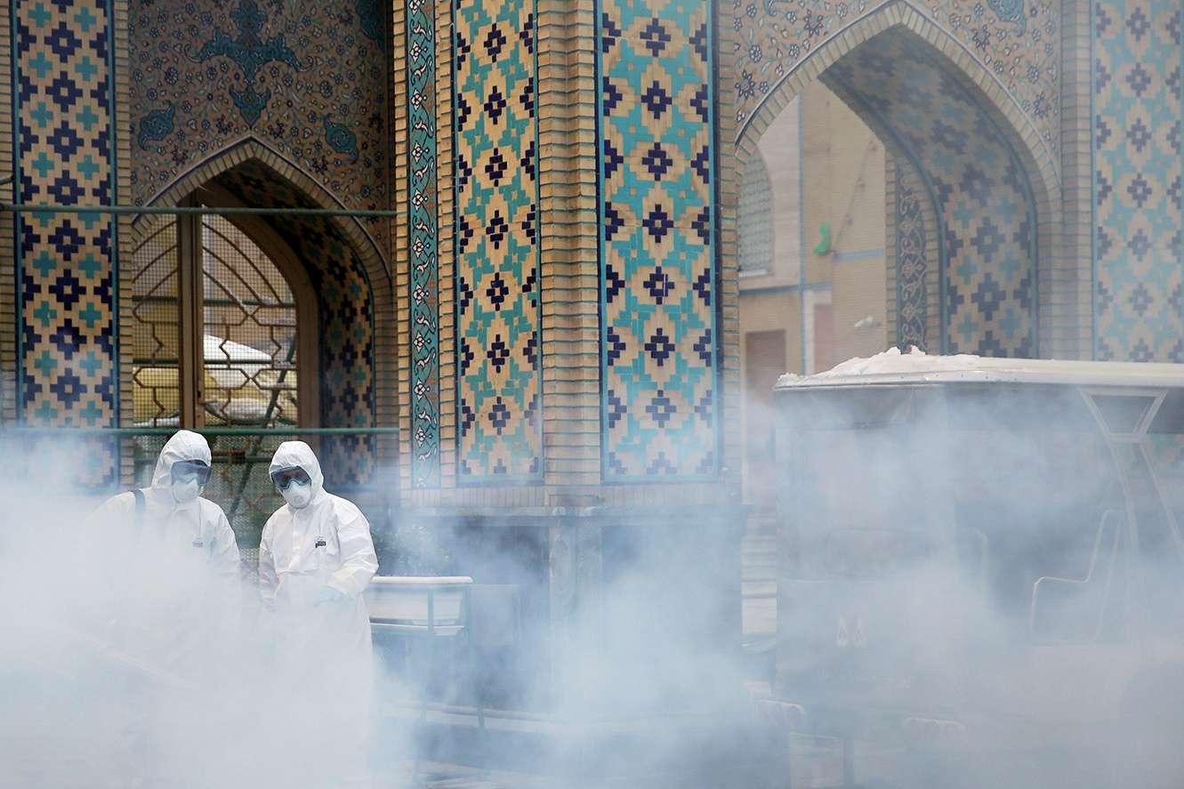 ايران تغلق اربعة مواقع دينية رئيسية بسبب فيروس كورونا 