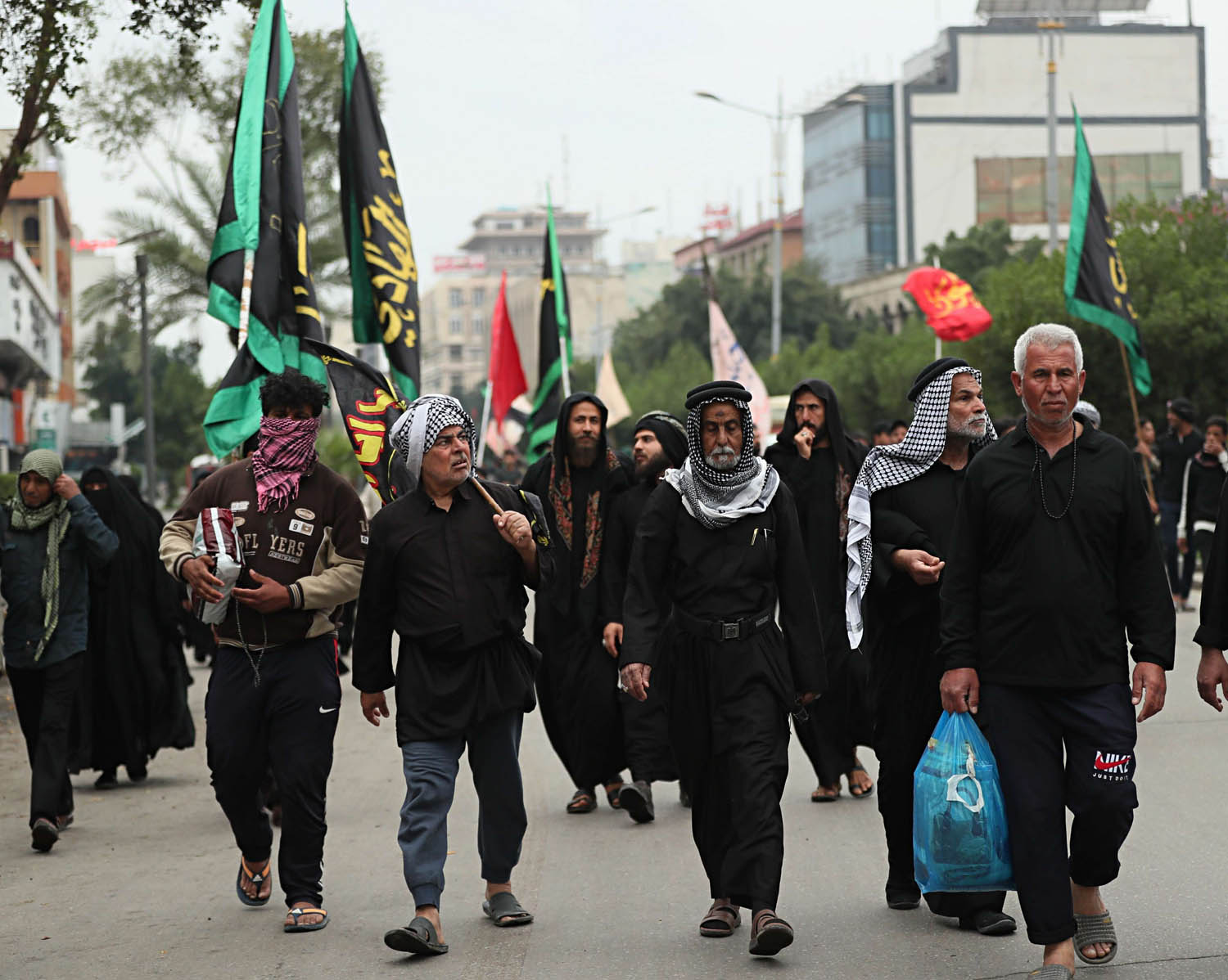 عراقيون يتوجهون لزيارة ضرح الكاظم في بغداد رغم حظر التجوال