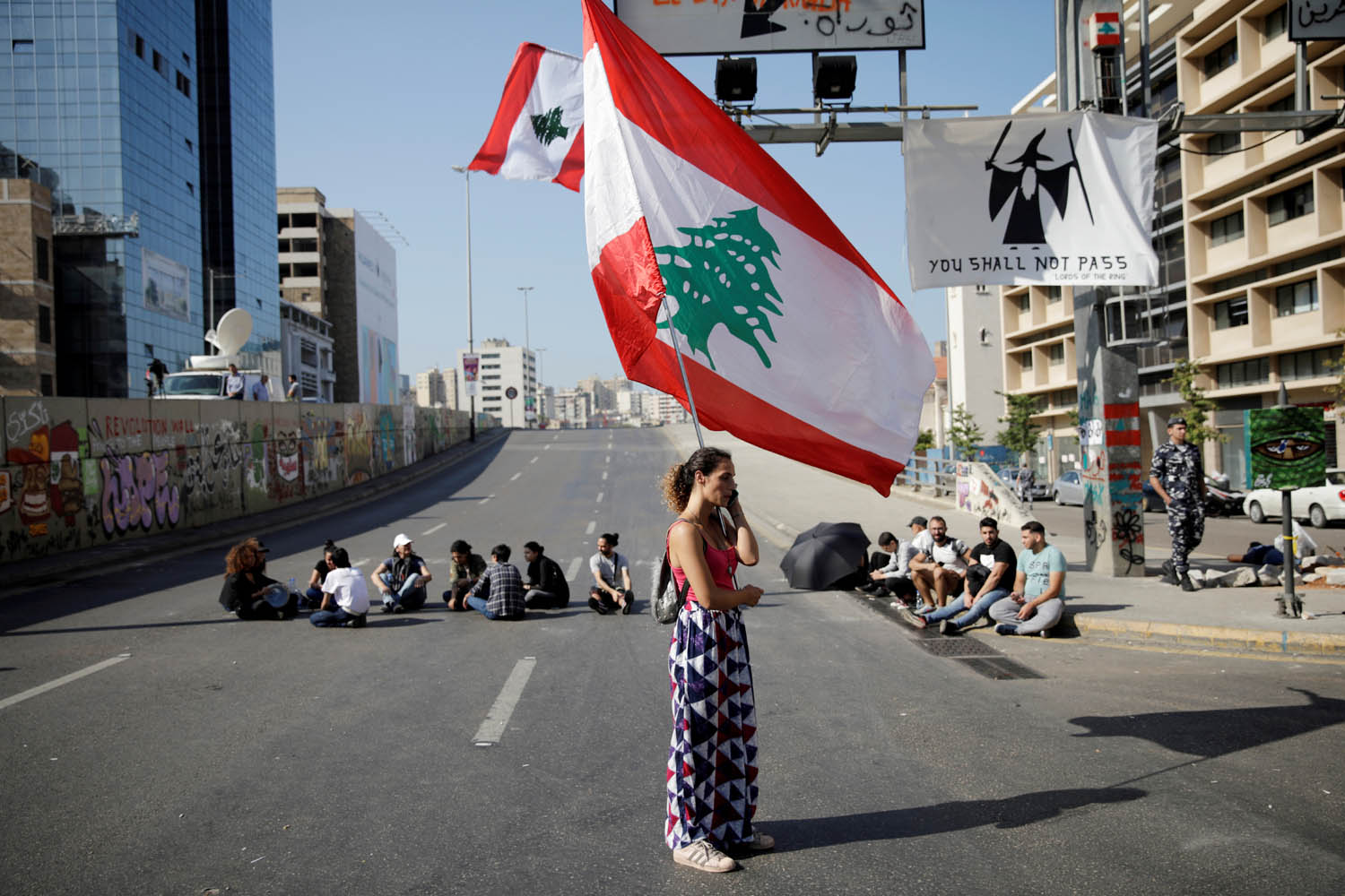 محتجون لبنانيون يقطعون طريقا وسط بيروت