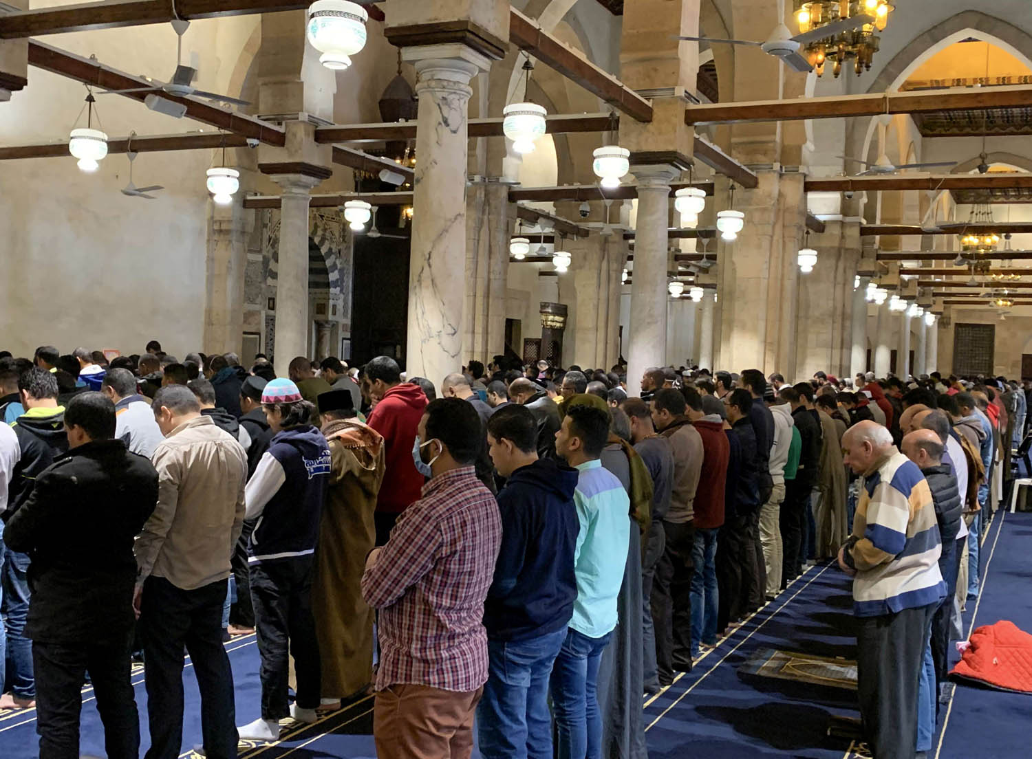 مصريون يؤدون صلاة الجمعة في مسجد في القاهرة