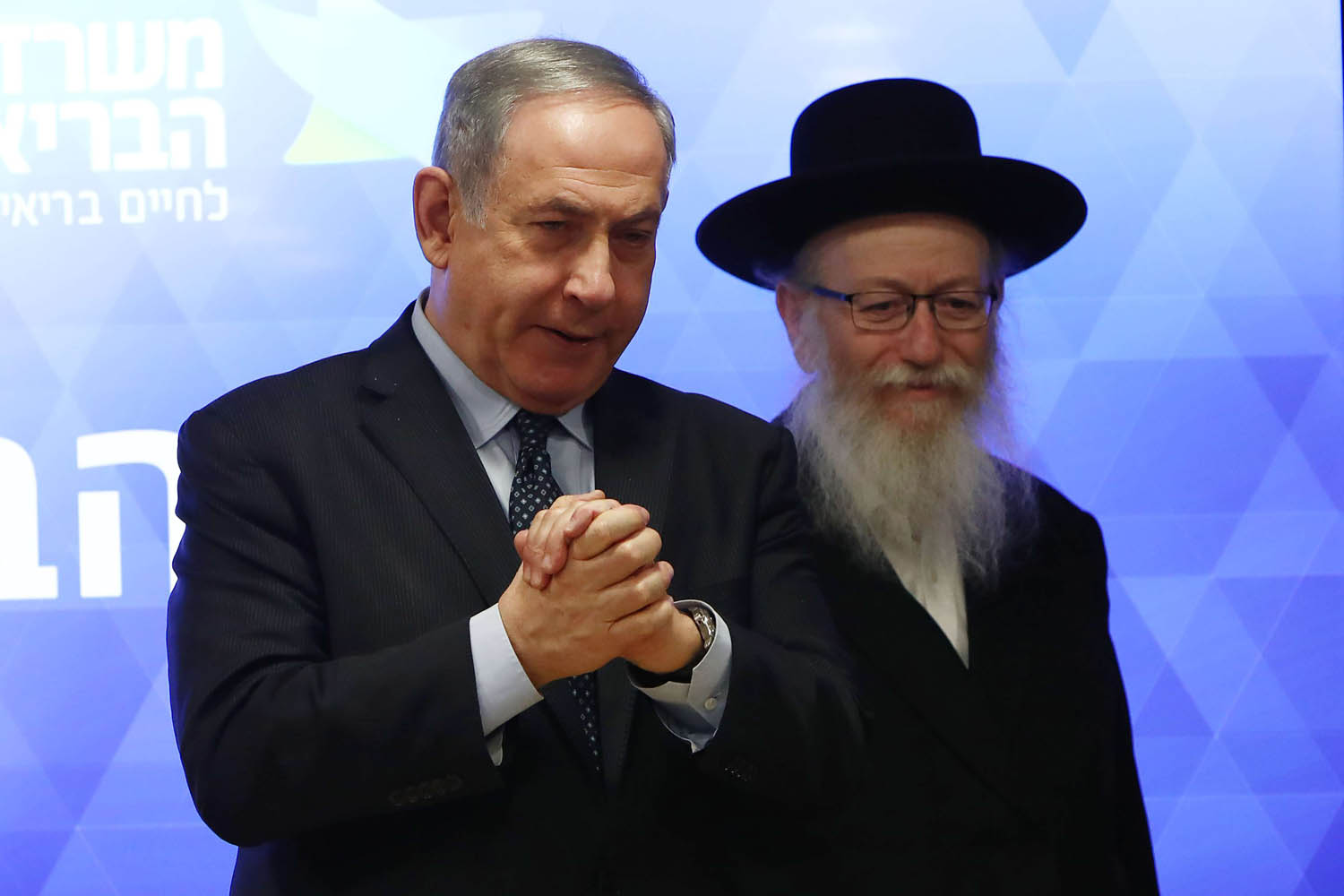 رئيس الوزراء الاسرائيلي بنيامين نتانياهو مع وزير الصحة ياكوف ليتزمان