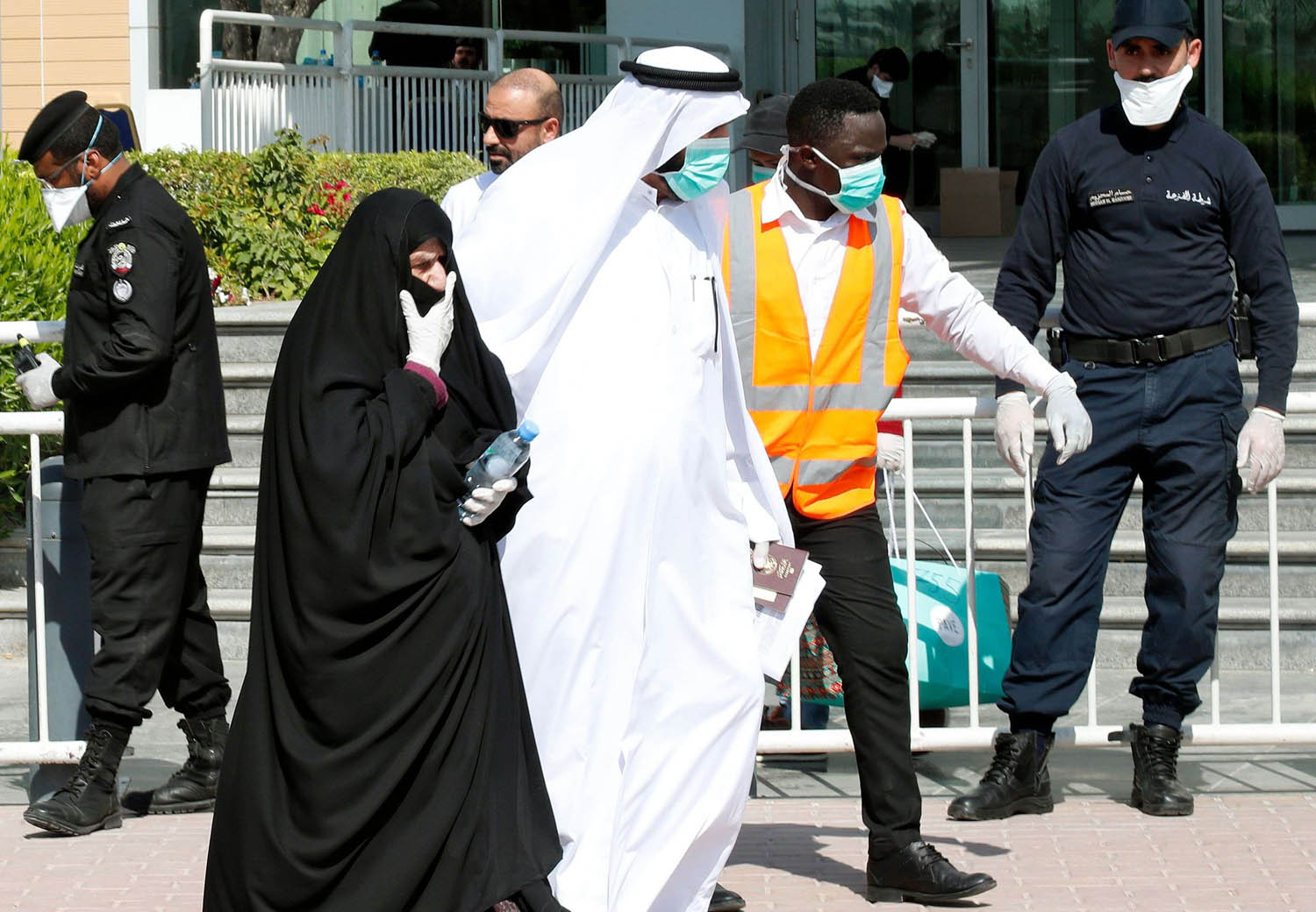 نزلاء يغادرون فندقا في الدوحة بسبب تفشي كورونا