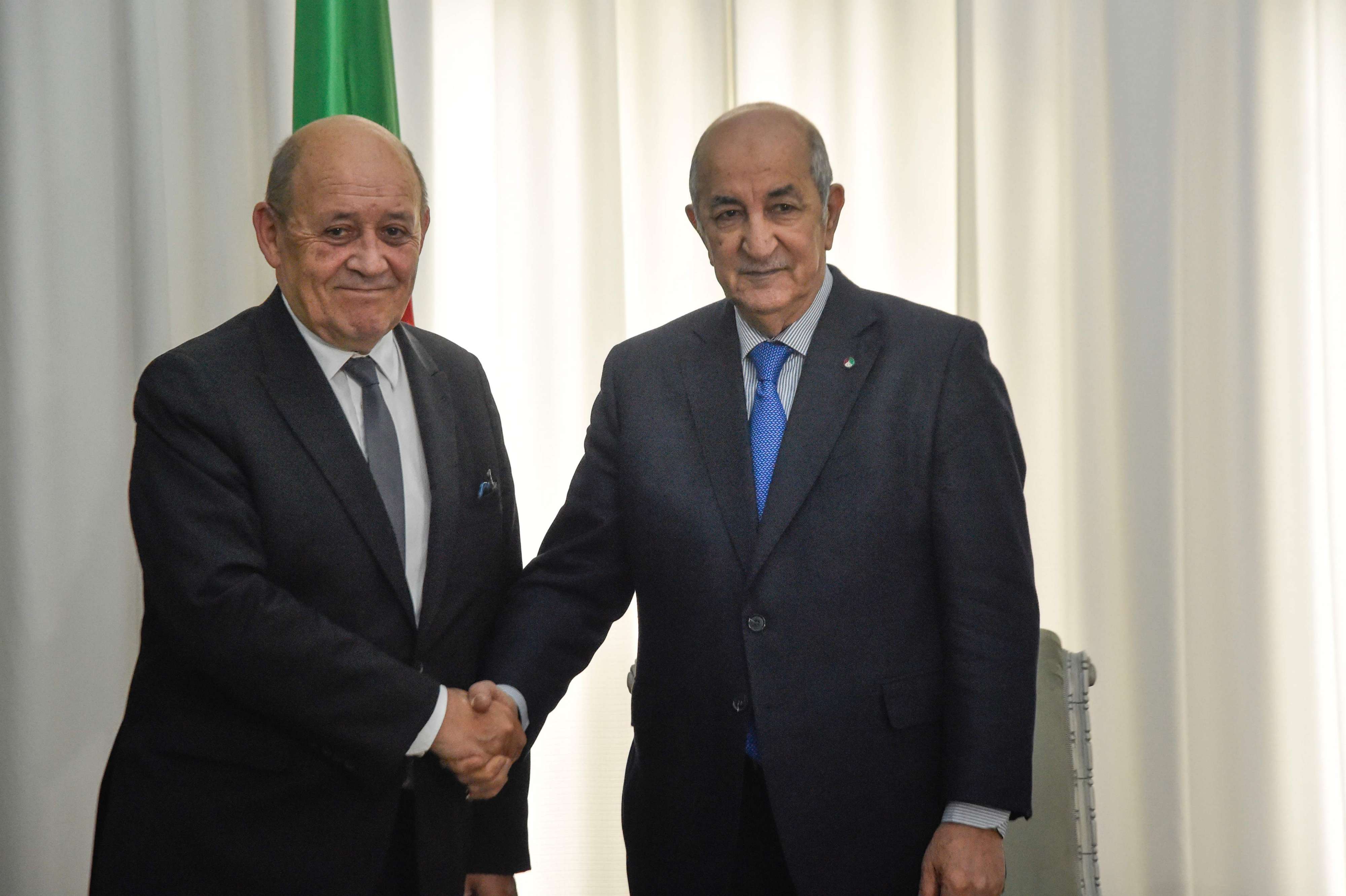 وزير الخارجية الفرنسي يبحث في الجزائر الملف الليبي
