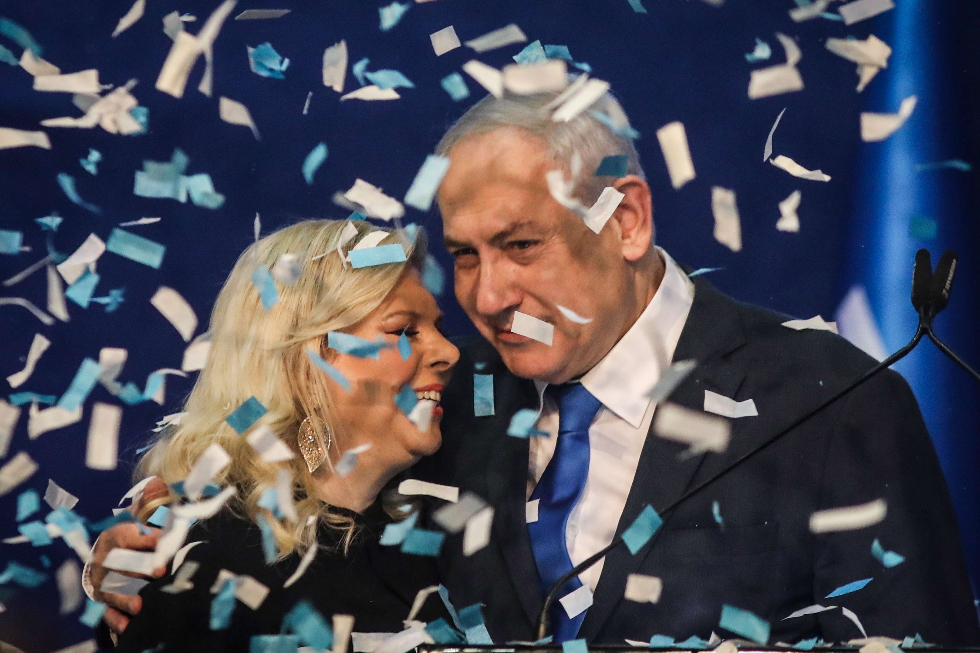 أول رئيس وزراء إسرائيلي توجه إليه اتهامات قضائية خلال توليه منصبه
