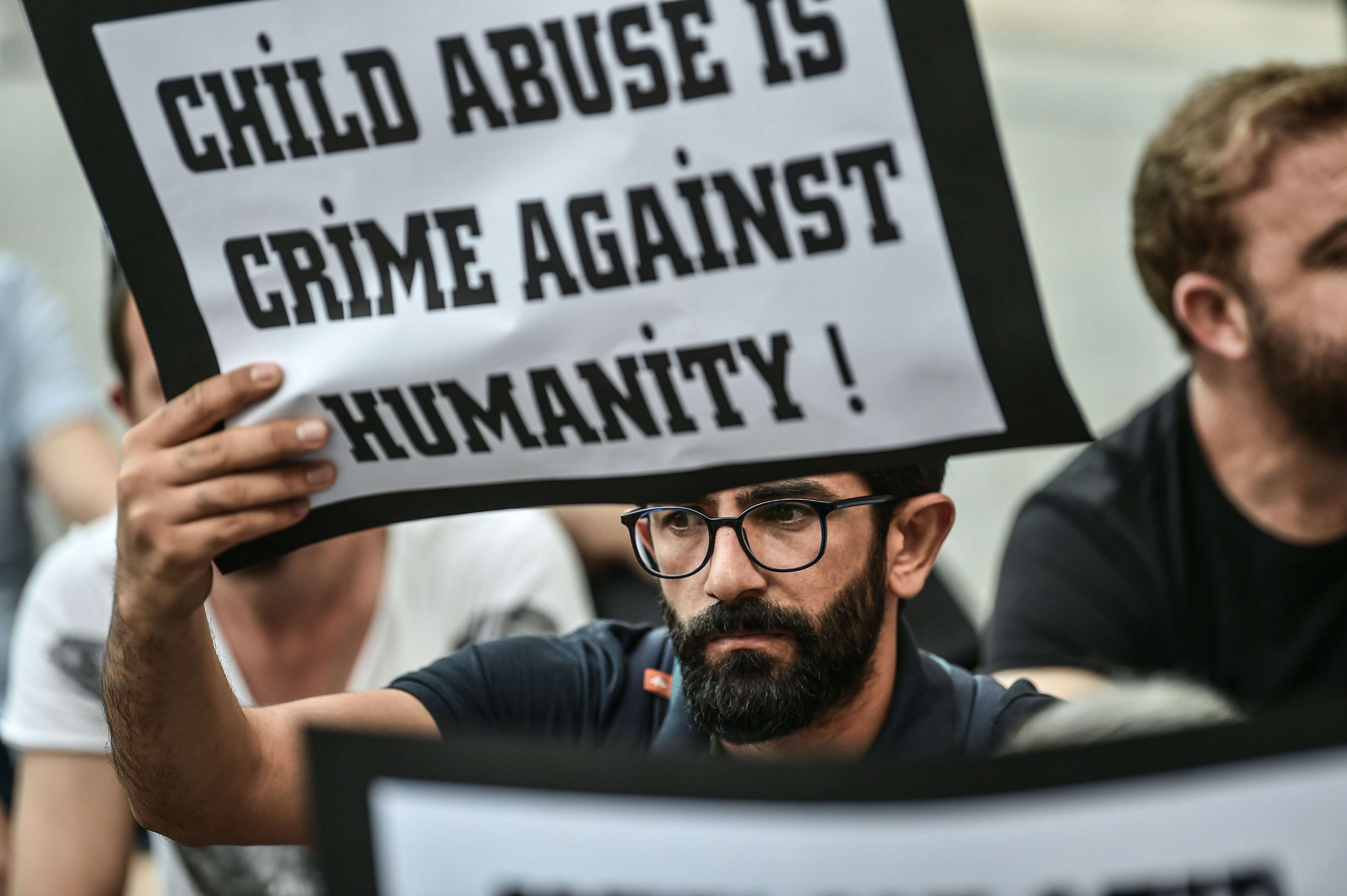 وقفة احتجاجية تندد بالعنف ضد الاطفال