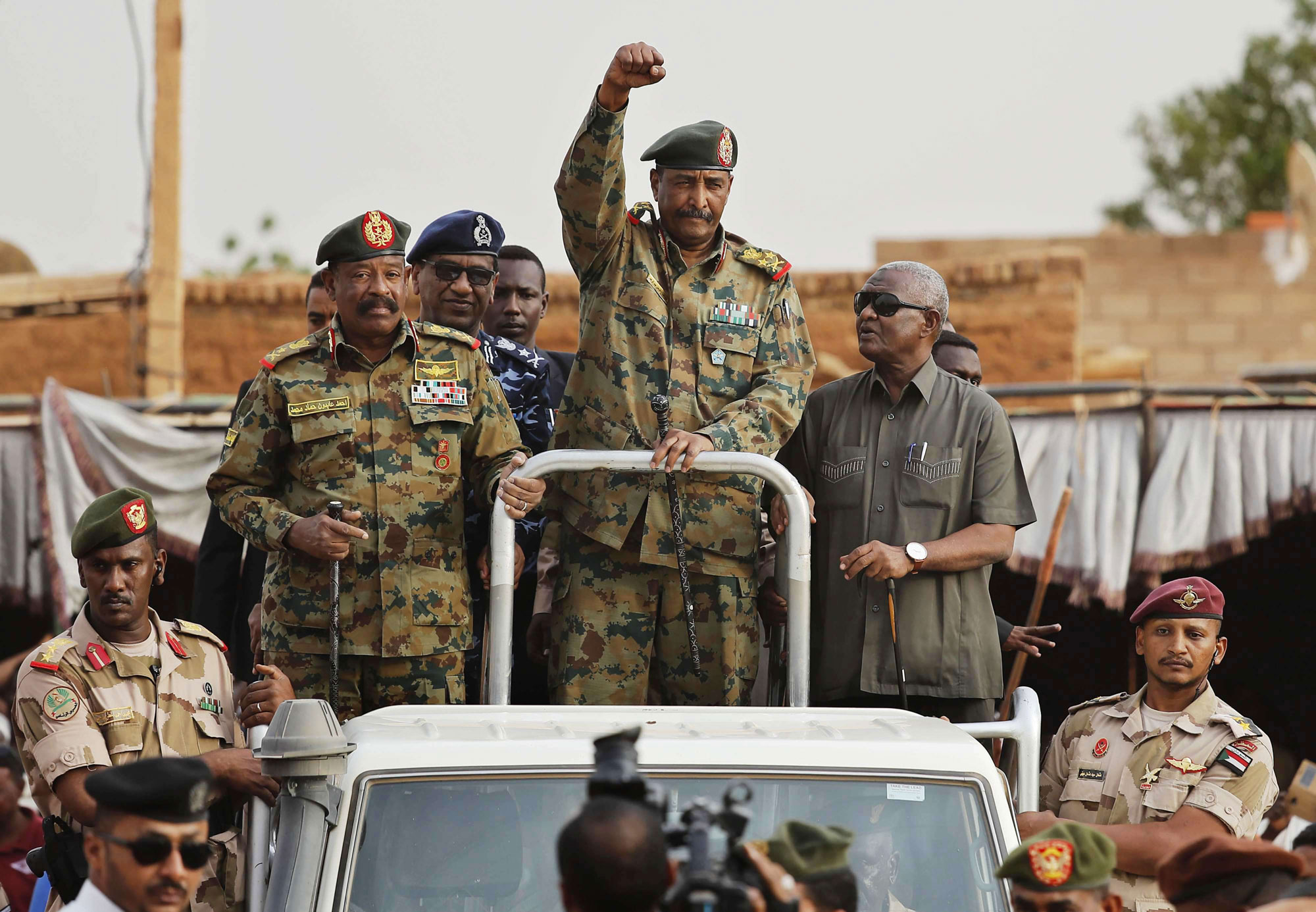 الجيش السوداني يشق طريقه نحو إزالة آثار الفساد