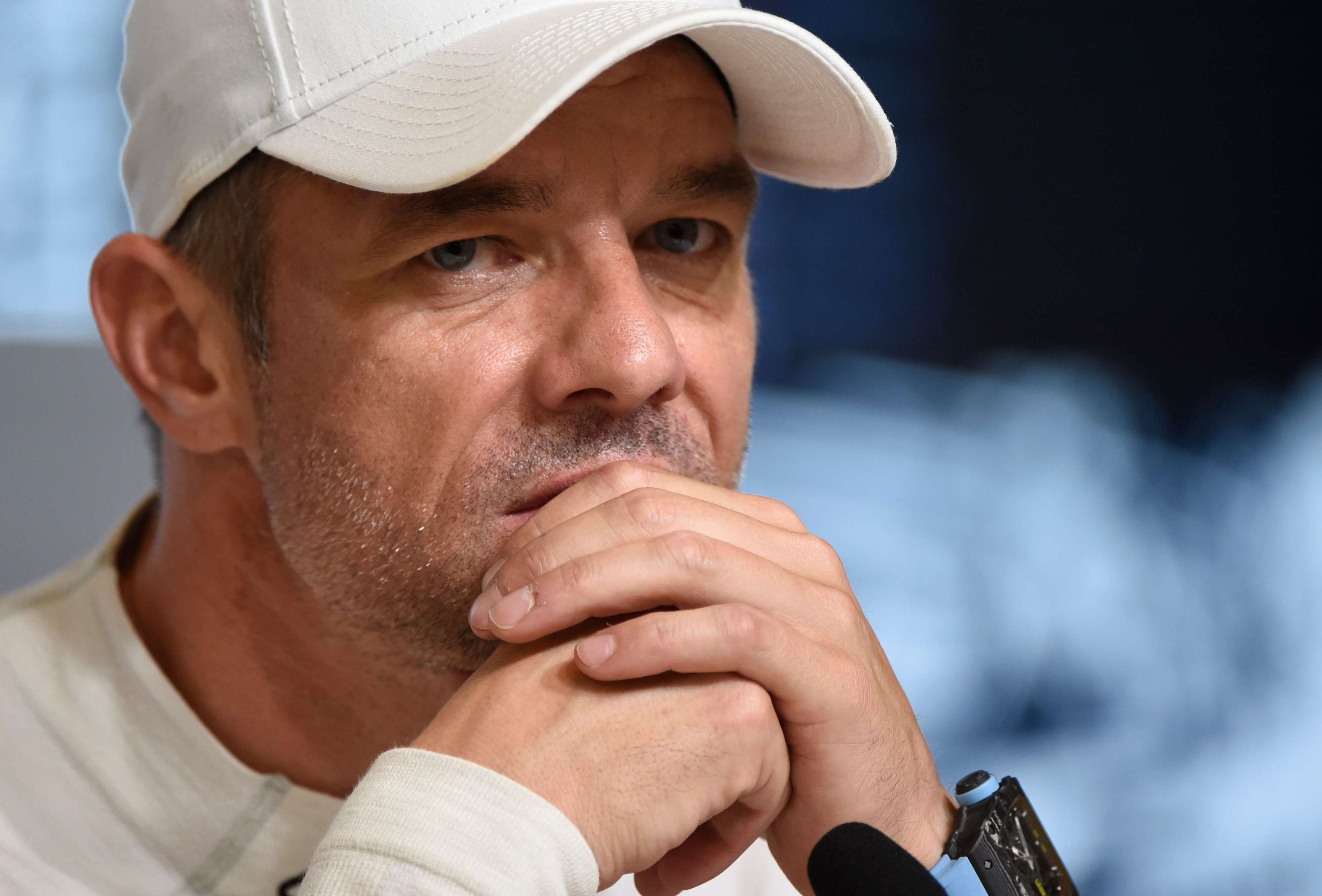 لوب يتواصل مع جمهوره افتراضيا