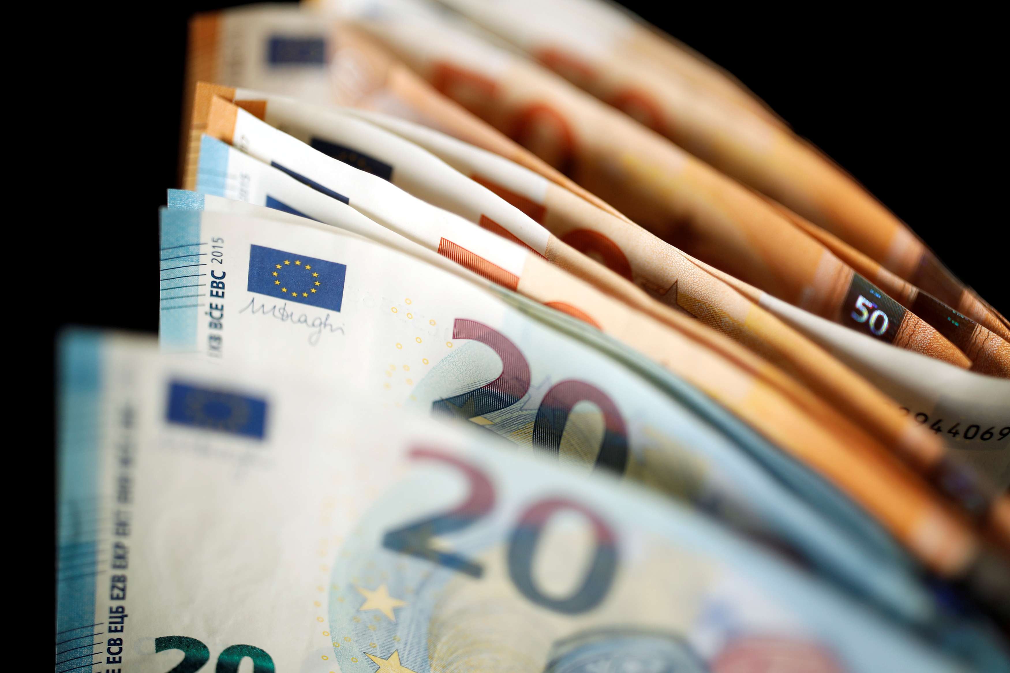 عدم وجود رد ضريبي منسق في منطقة اليورو ادى لارتفاع الدولار امام العملة الارووبية