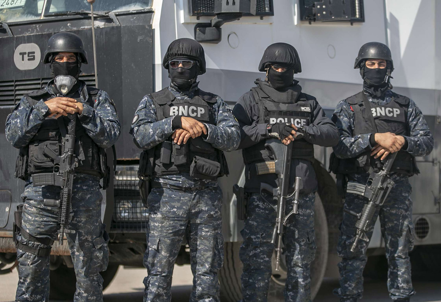 قوات الأمن التونسي يقظة للإرهابيين والفيروس معا