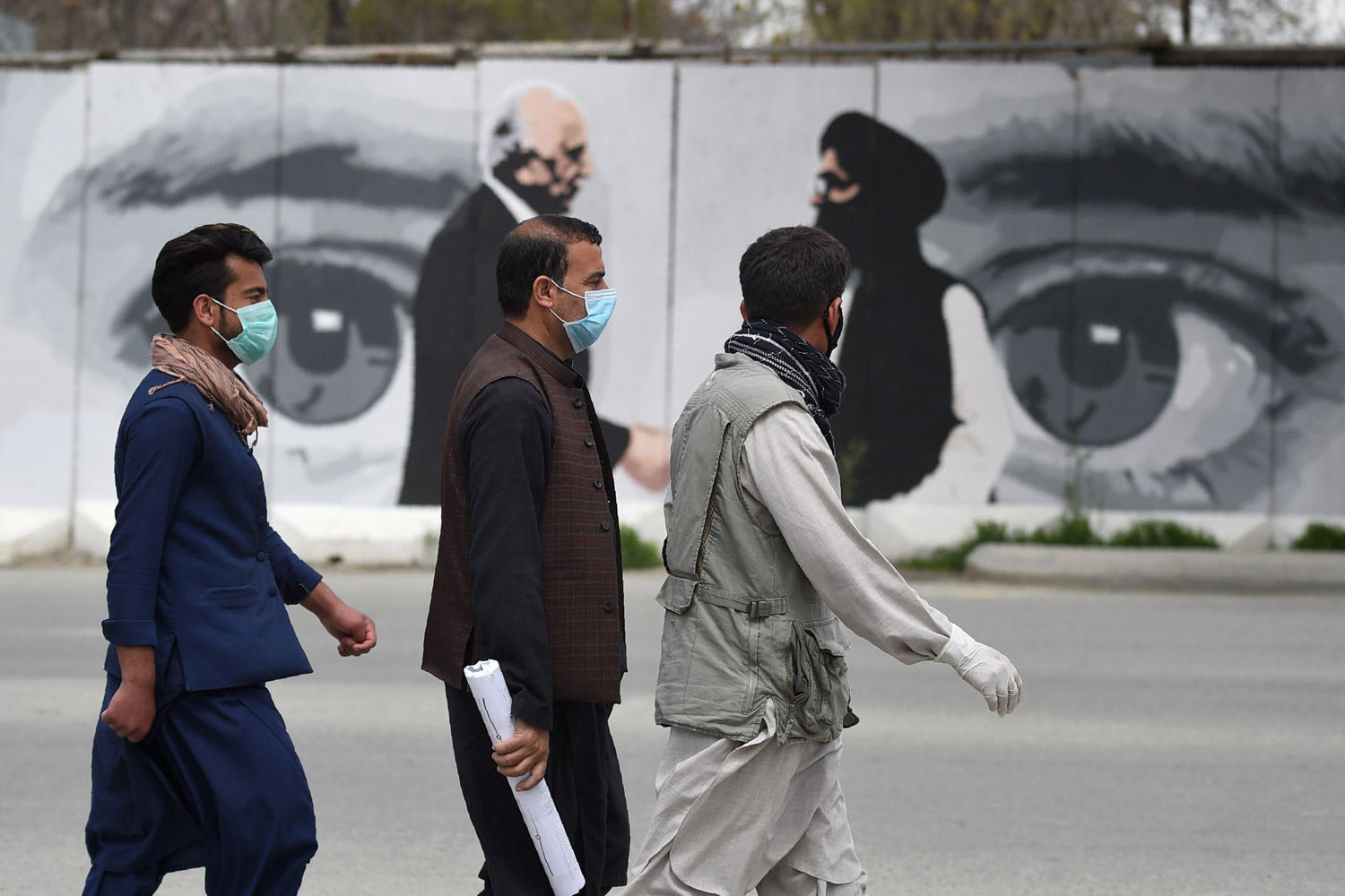الأفغان يتحسسون أول خطوات نحو السلام بحذر