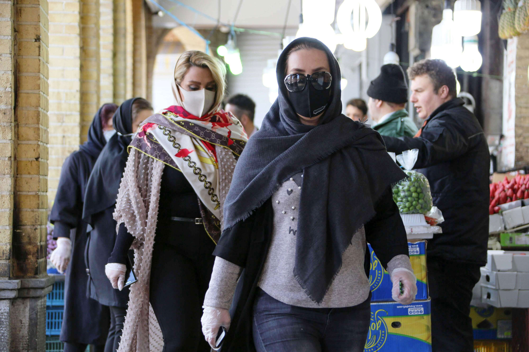 لقمة العيش تجبر الإيرانيين على مغادرة منازلهم رغم خطر الفيروس