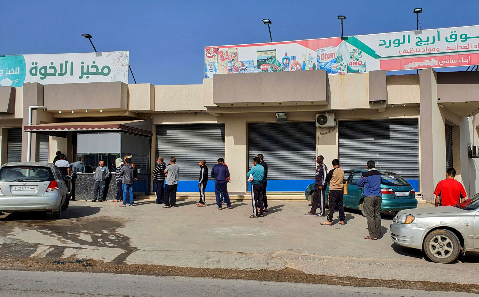 الطوابير تجهض إجراءات الحد من انتشار كورونا