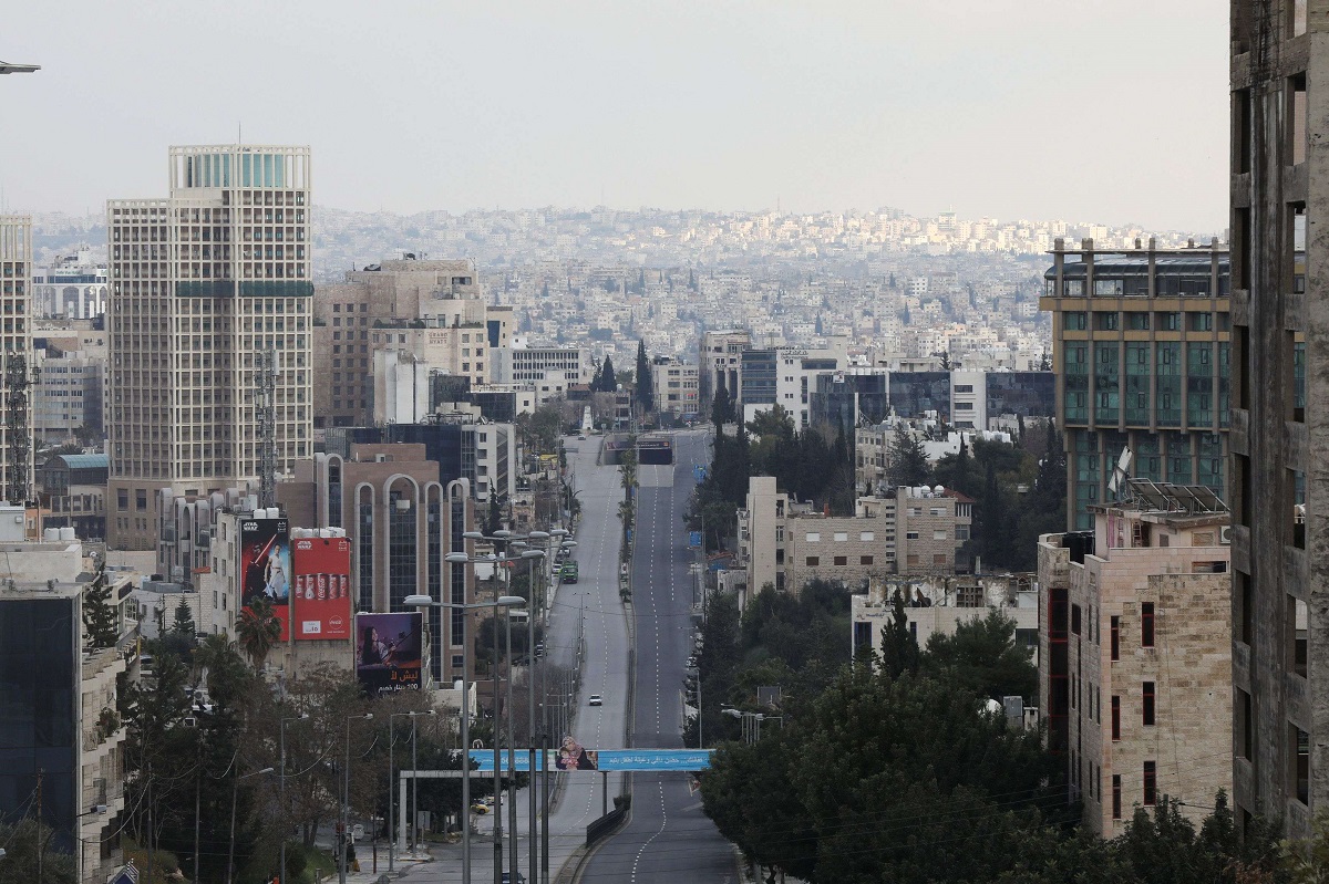 شوارع العاصمة الأردنية فارغة من الناس أثناء أوقات حظر التجول