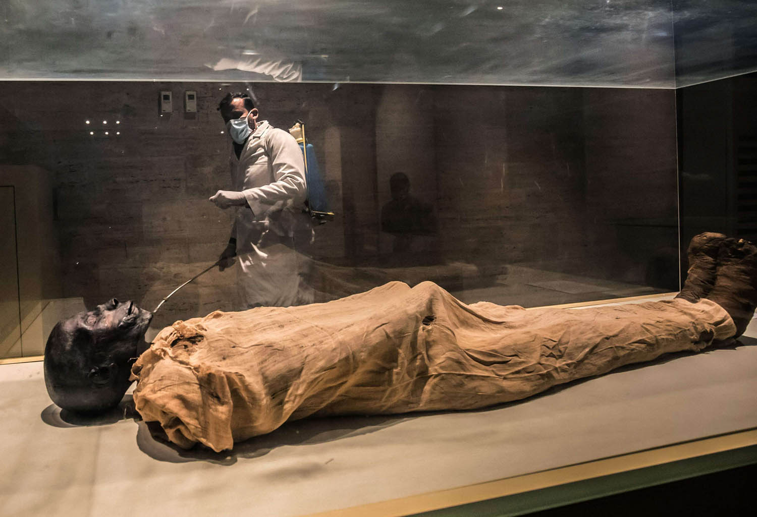 عامل صحة يقوم بتطهير قاعة المومياوات في المتحف المصري