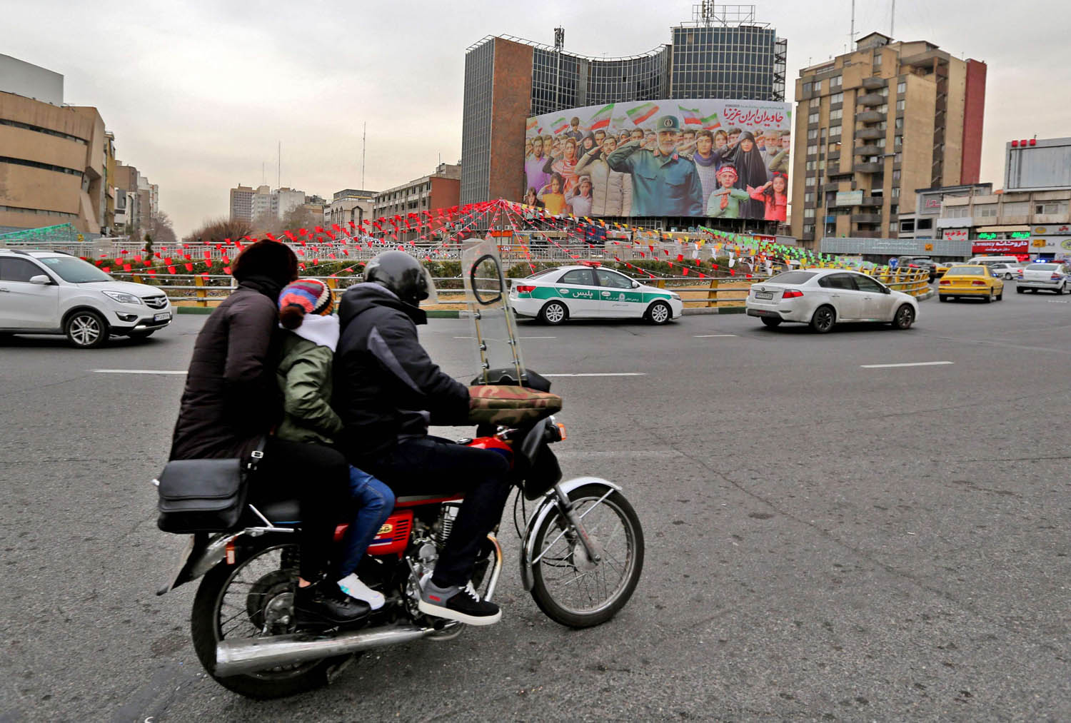 إيرانيون يرتدون كمامات في ساحة وسط طهران