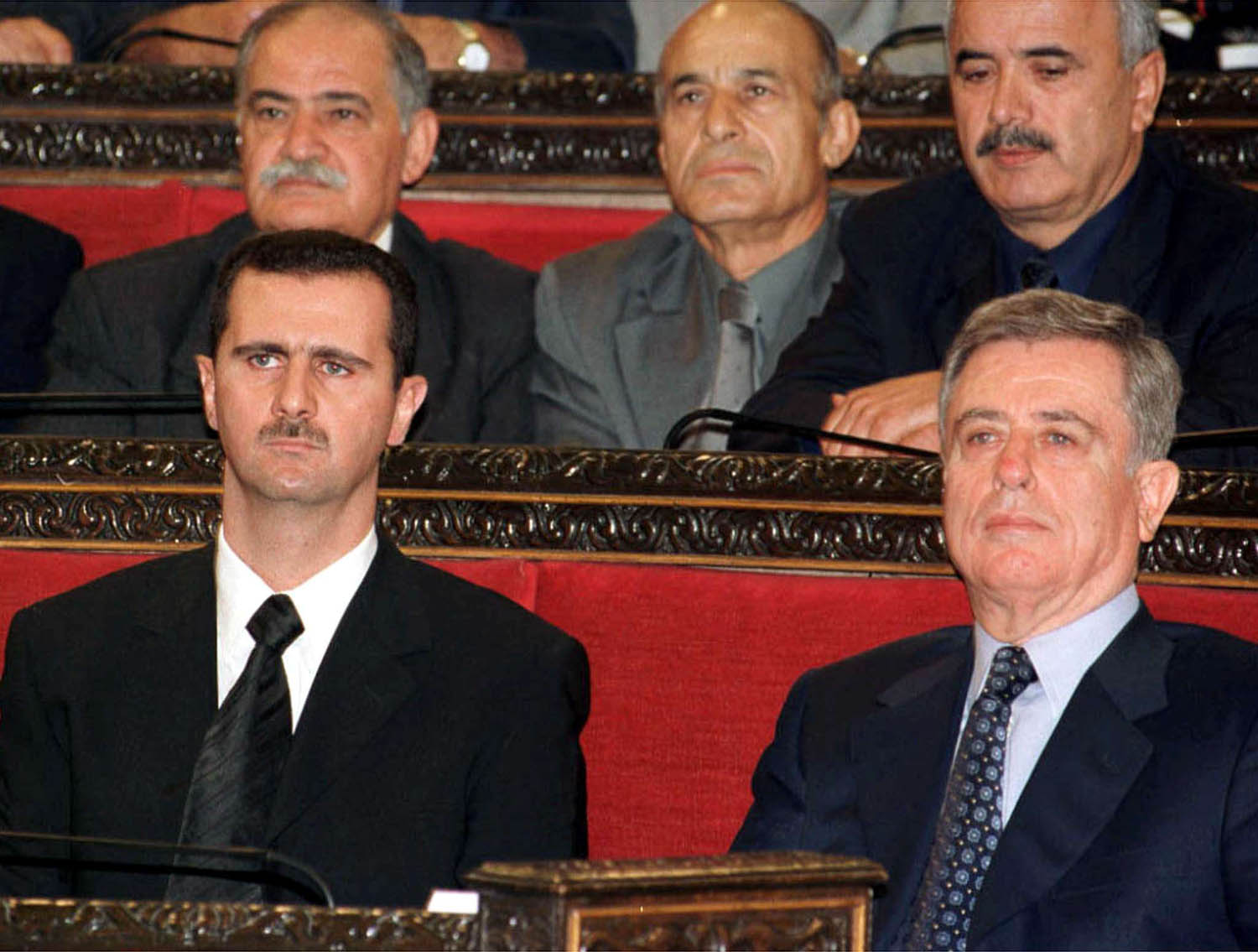 الرئيس السوري بشار الأسد يوم تنصيبه وإلى جانبه نائب الرئيس (الرئيس المؤقت) عبدالحليم خدام