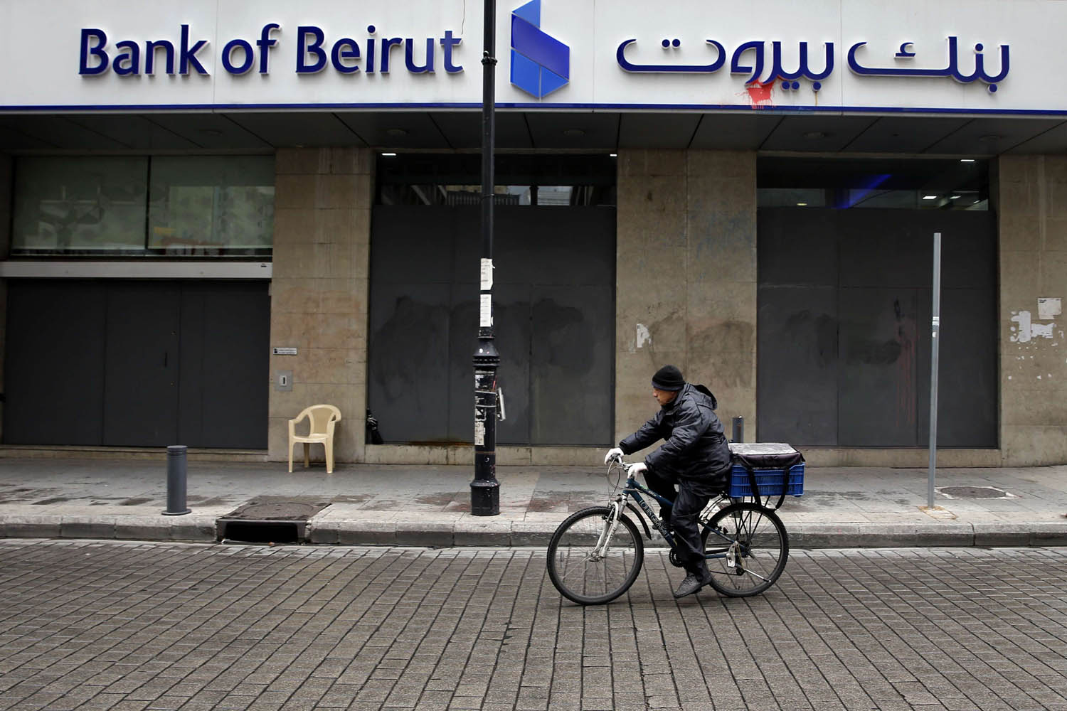 لبناني على دراجة أمام بنك وسط بيروت