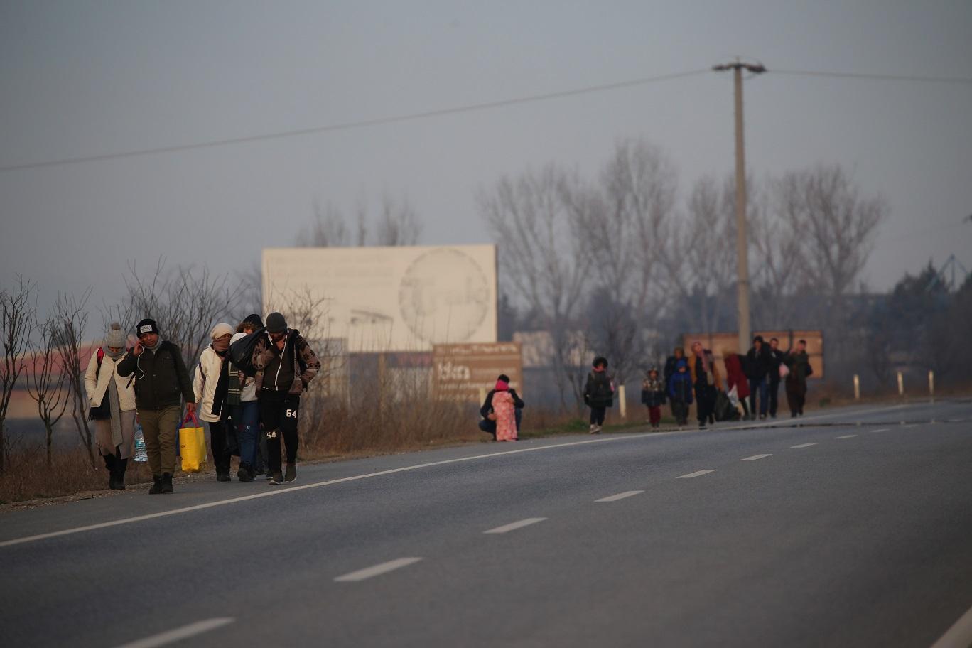 اللاجئون قرروا مغادرة الحدود اليونانية التركية خوفا من تفشي كورونا