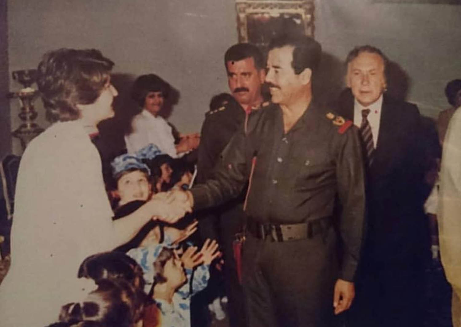 الشاعر نزار قباني مع الرئيس العراقي الراحل صدام حسين في ثمانينات القرن العشرين