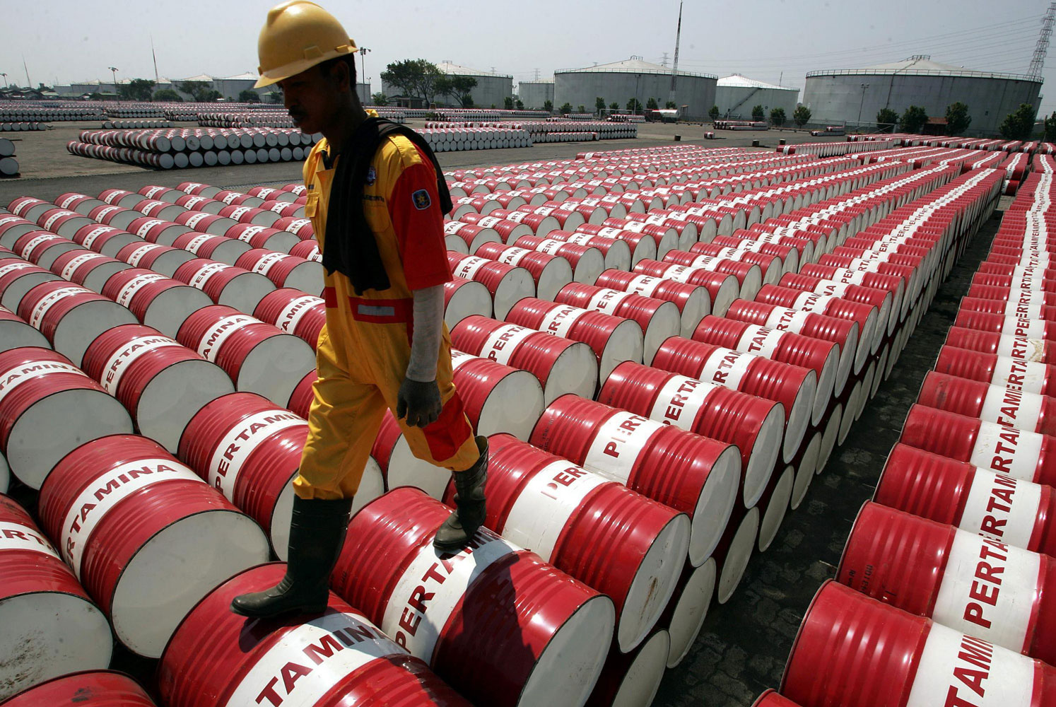 هل يكفي خفض انتاج النفط بنحو 20 مليون برميل يوميا لاعادة الاستقرار للأسعار؟