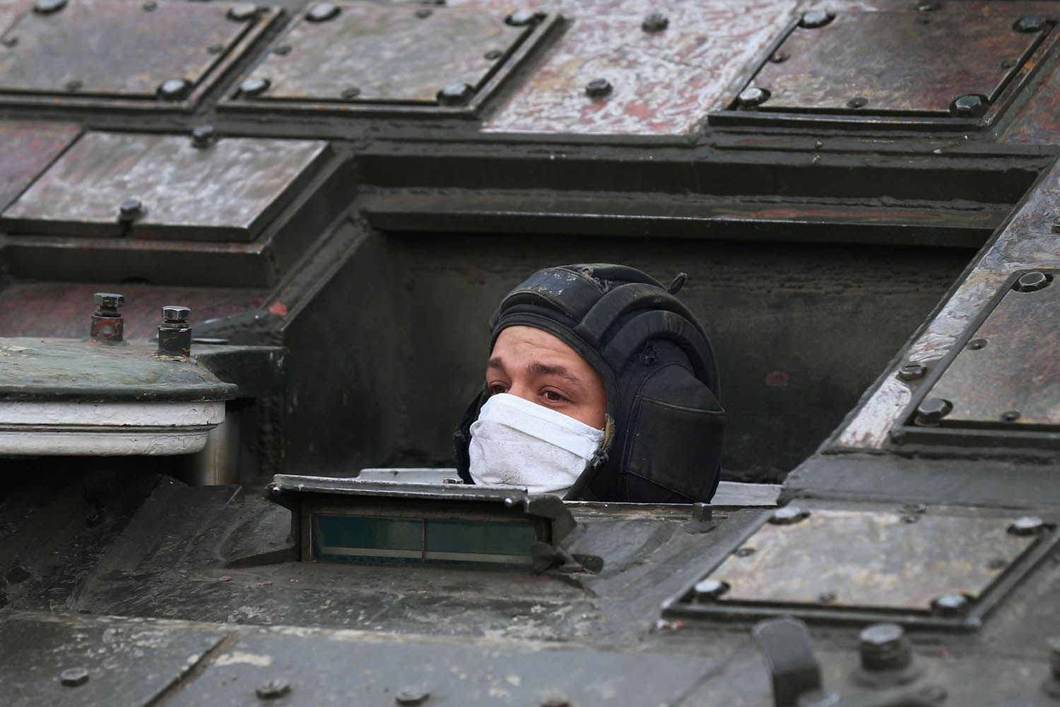 جندي روسي يرتدي كمامة اثناء استعراض عسكري