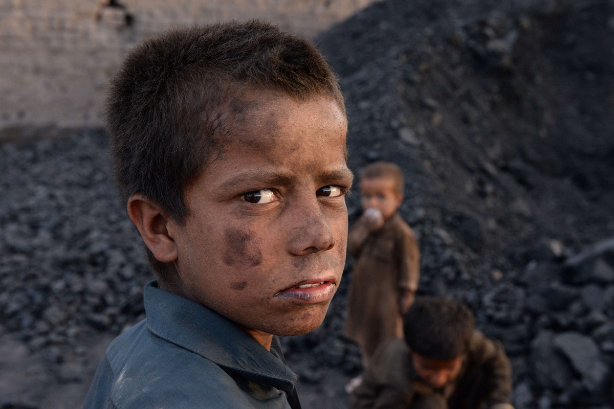 أطفال أفغان في مناجم فحم في ضواحي مدينة جلال آباد