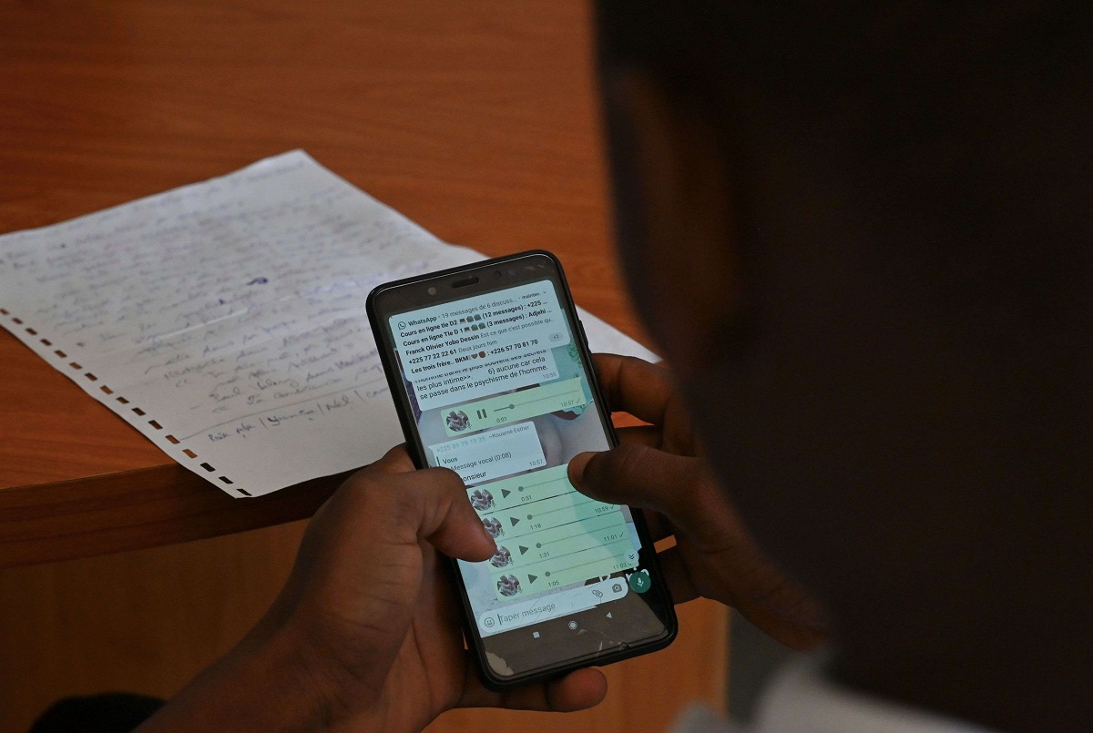 معلم يتشارك الدروس مع طلابه عبر تطبيق الواتساب في أبيدجان بساحل العاج