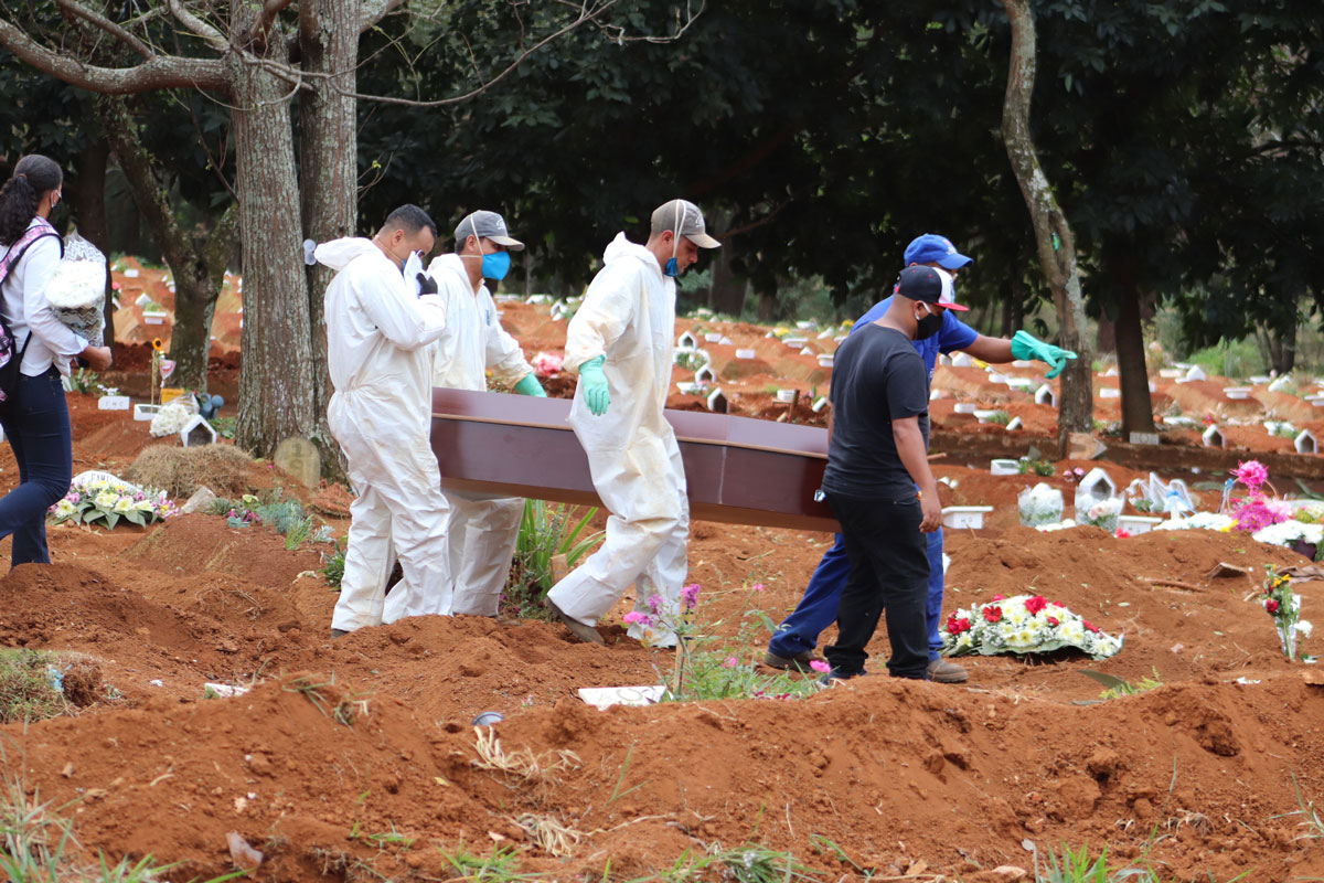 الجثث تملأ مقابر البرازيل بسبب كورونا