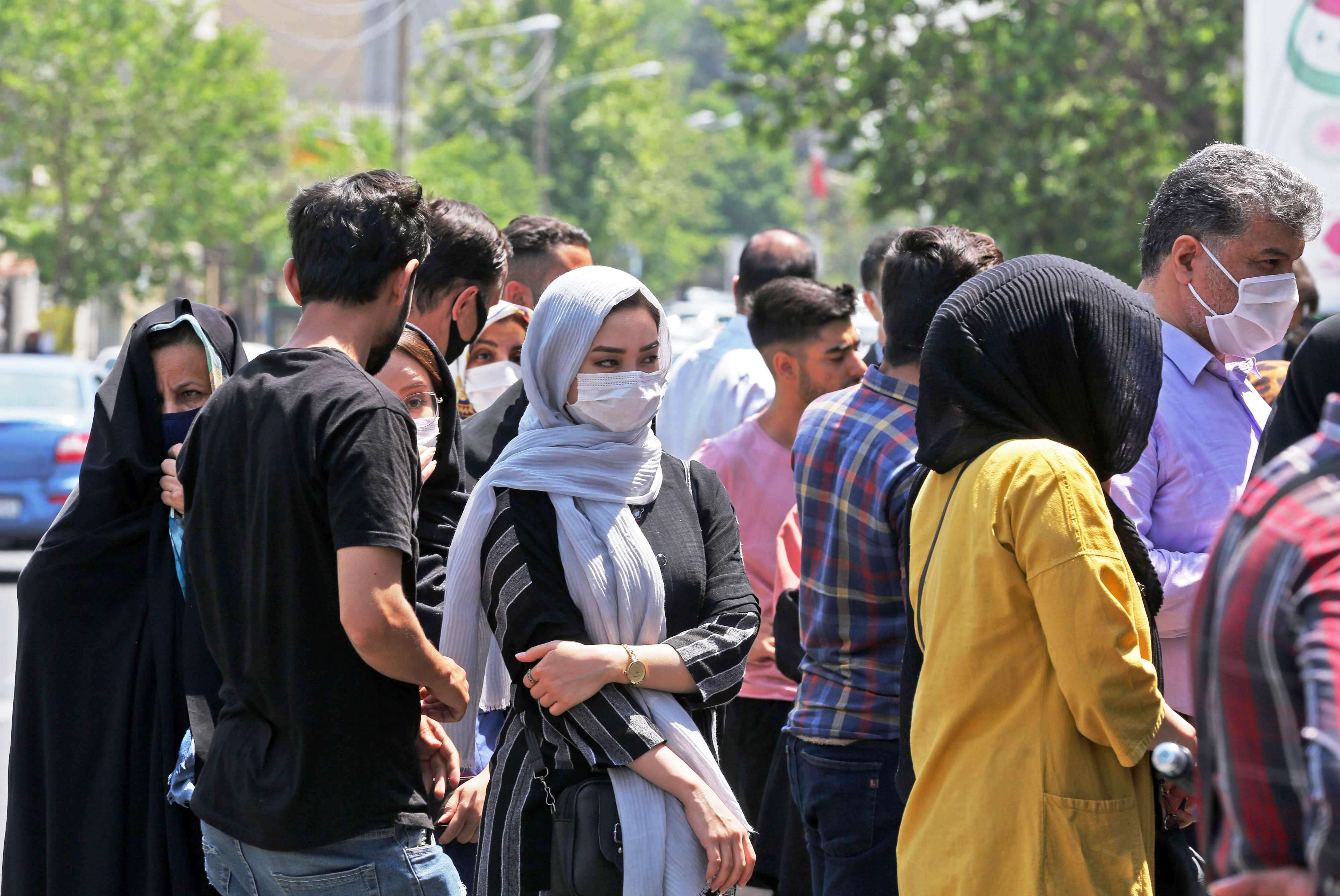 تجنب الخراب المالي يدفع الإيرانيين للخروج للعمل رغم خطر كورونا