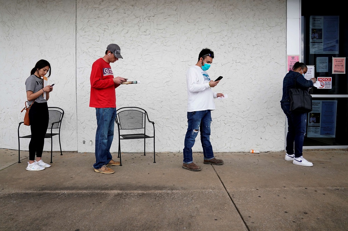 شباب أميركيون فقدوا وظائفهم ينتظرون في طابور لتقديم طلب مساعدة في أركنساس بأميركا 