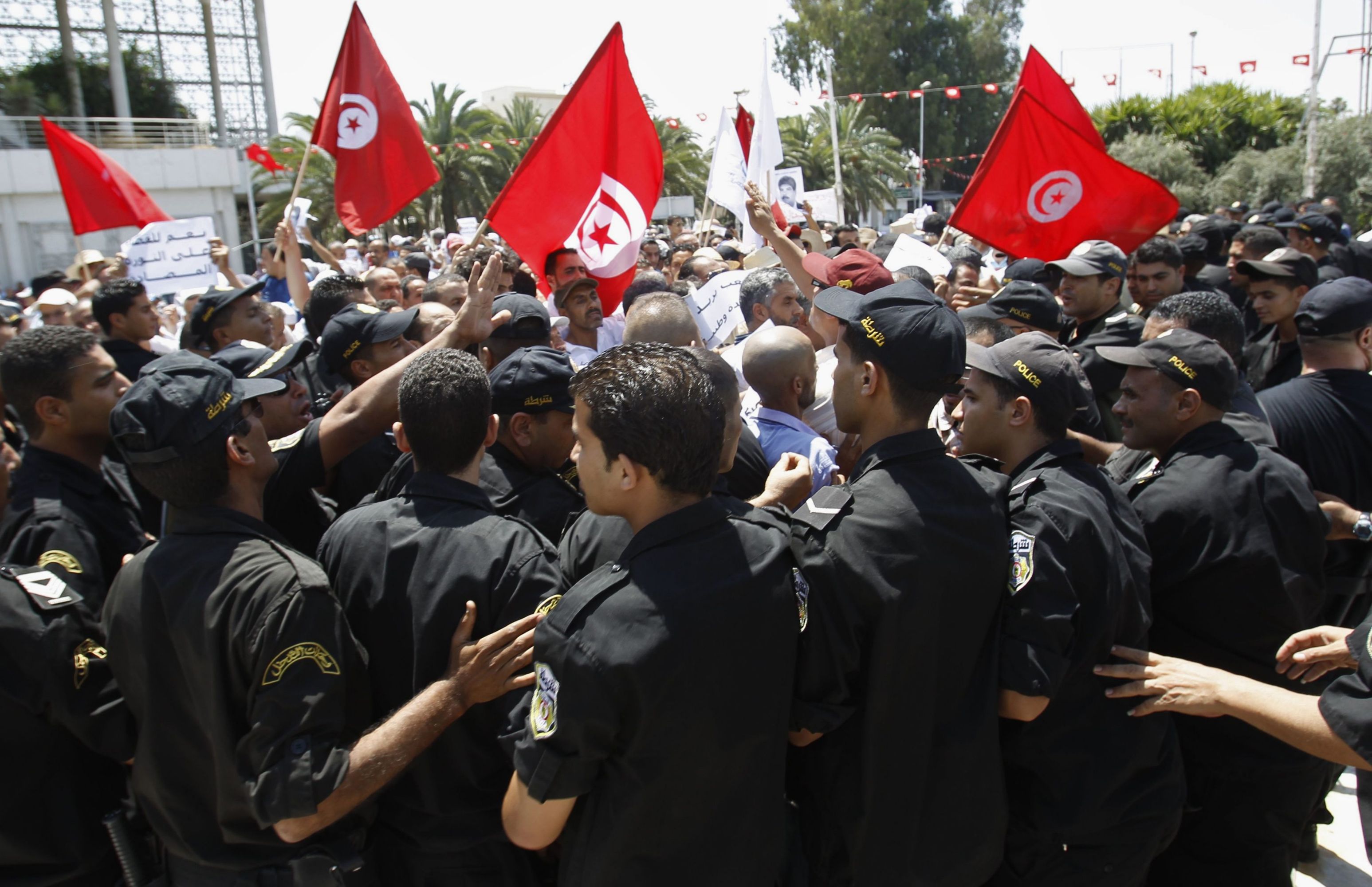 تونس شهدت سنة 2013 مظاهرات حاشدة دعت الى حل المجلس التاسيسي والغاء النظام السياسي
