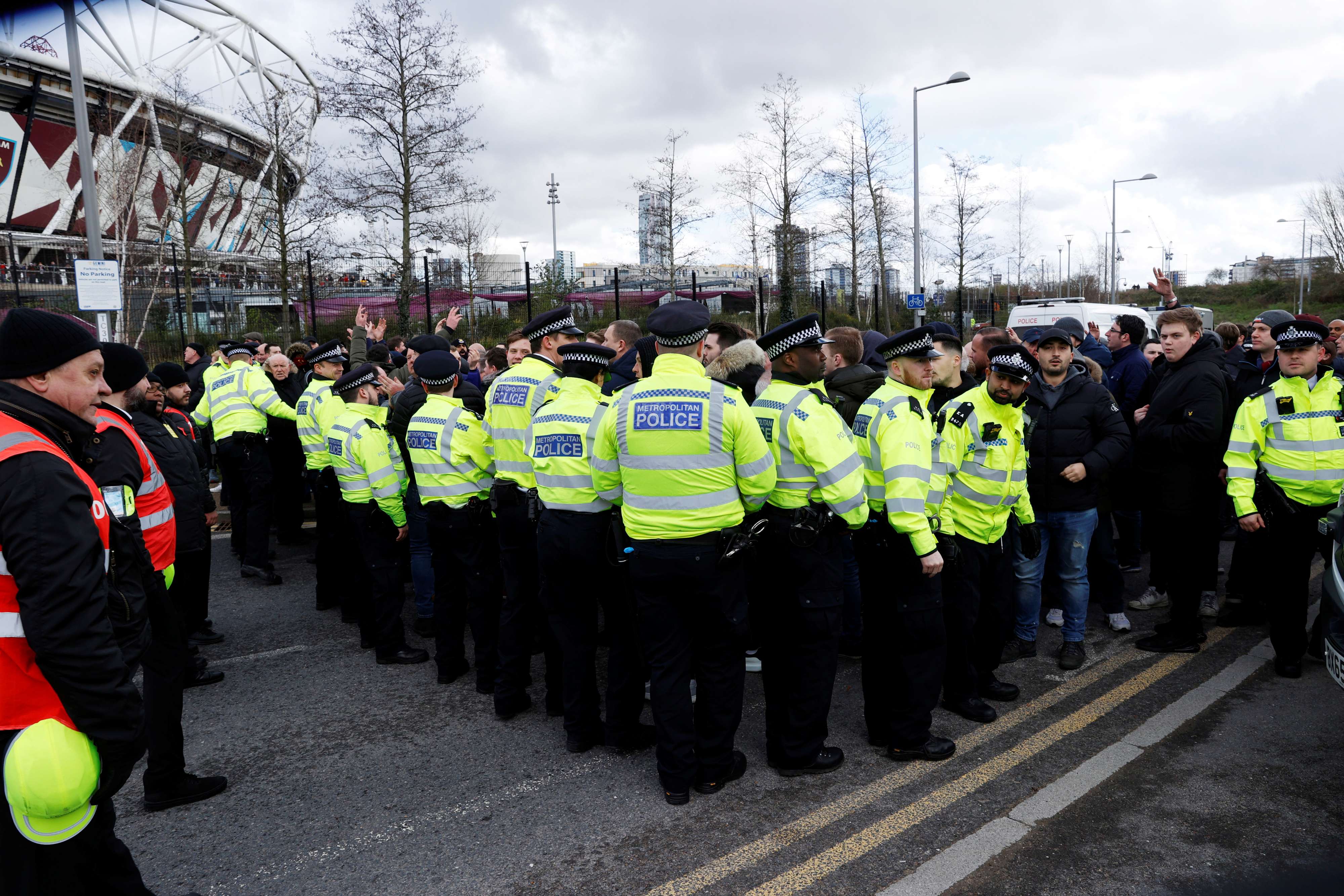 الشرطة البريطانية تنظم المشجعين امام احد الملاعب