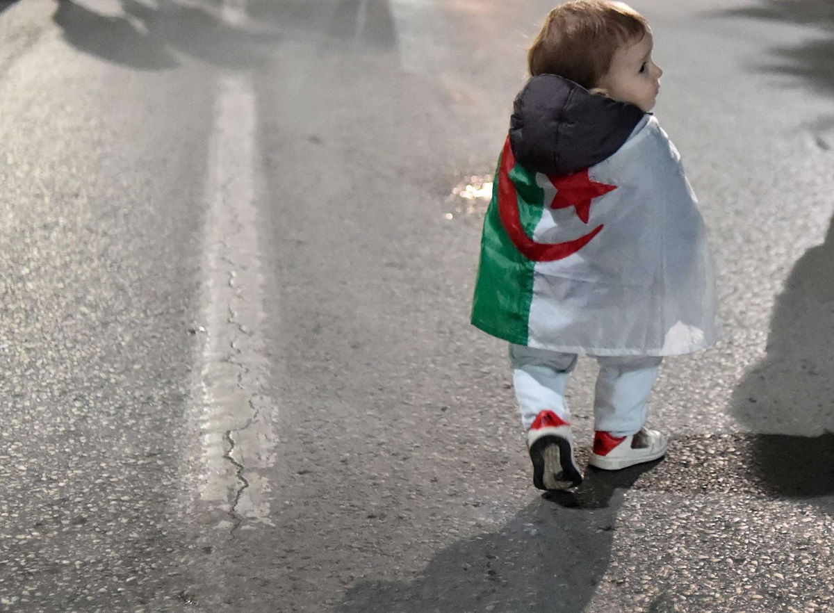 طفلة جزائرية خلال احتفال وطني
