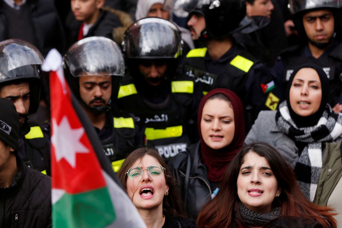 نساء أردنيات يهتفن في عمان ضد اتفاق الحكومة على استيراد الغاز الطبيعي من إسرائيل 