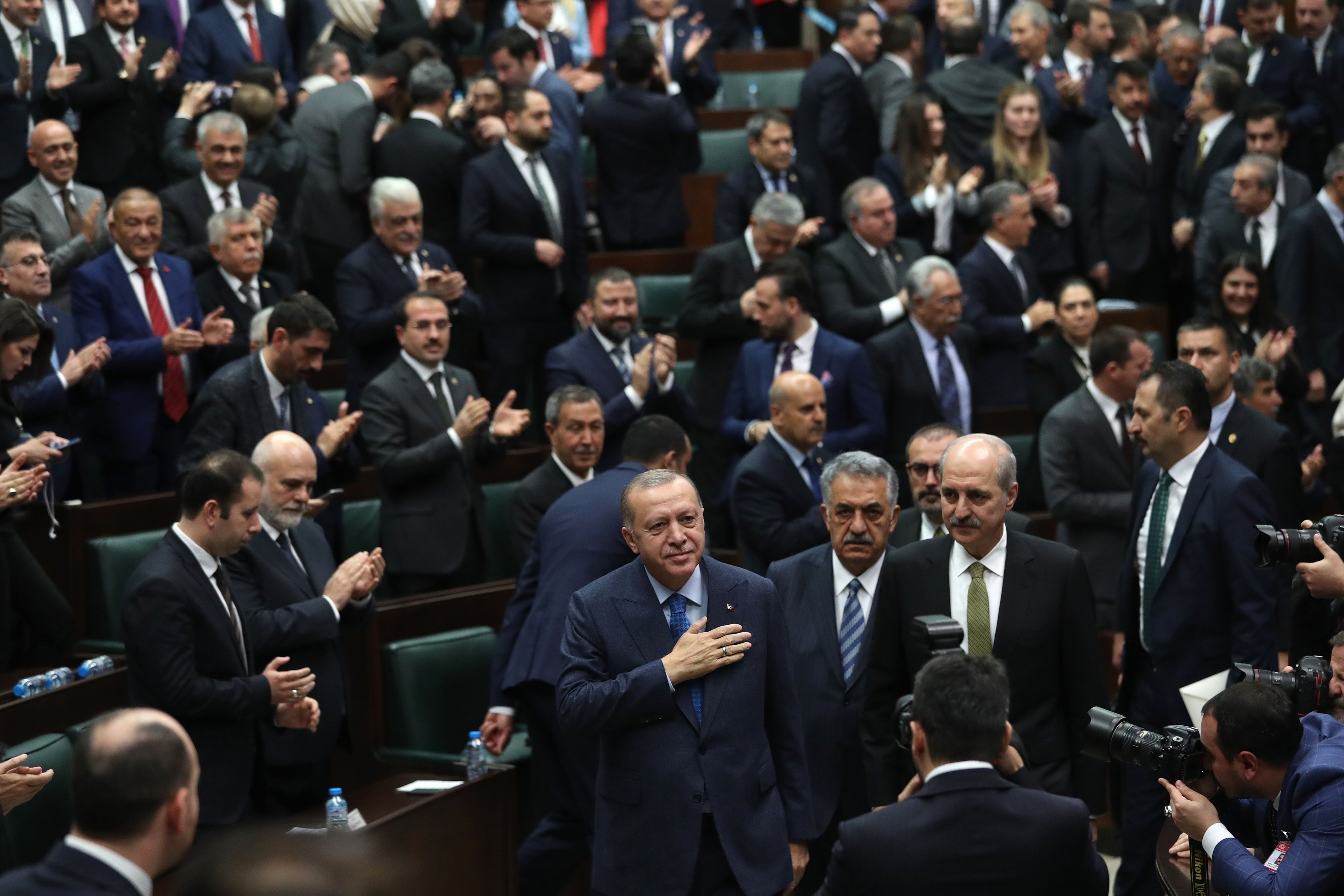 الحزب الحاكم في تركيا يعيش أصعب أيامه دافعا ثمن سياساته الفاشلة