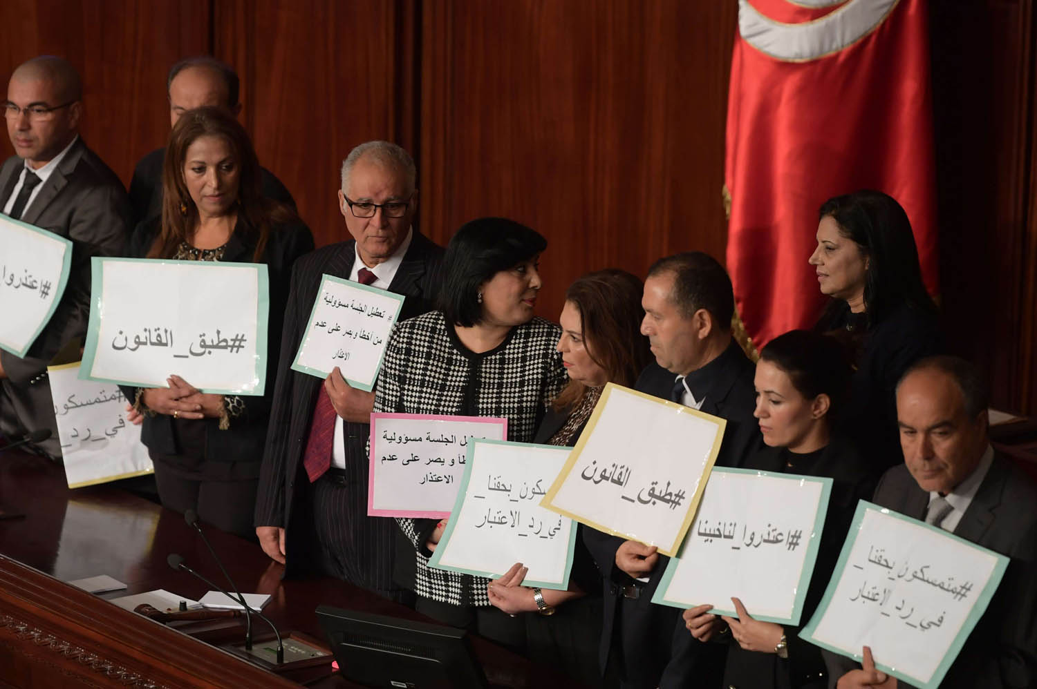 النائبة عبير موسي وسط مجموعة من النواب يحتجون على تعطيل جلسة برلمانية