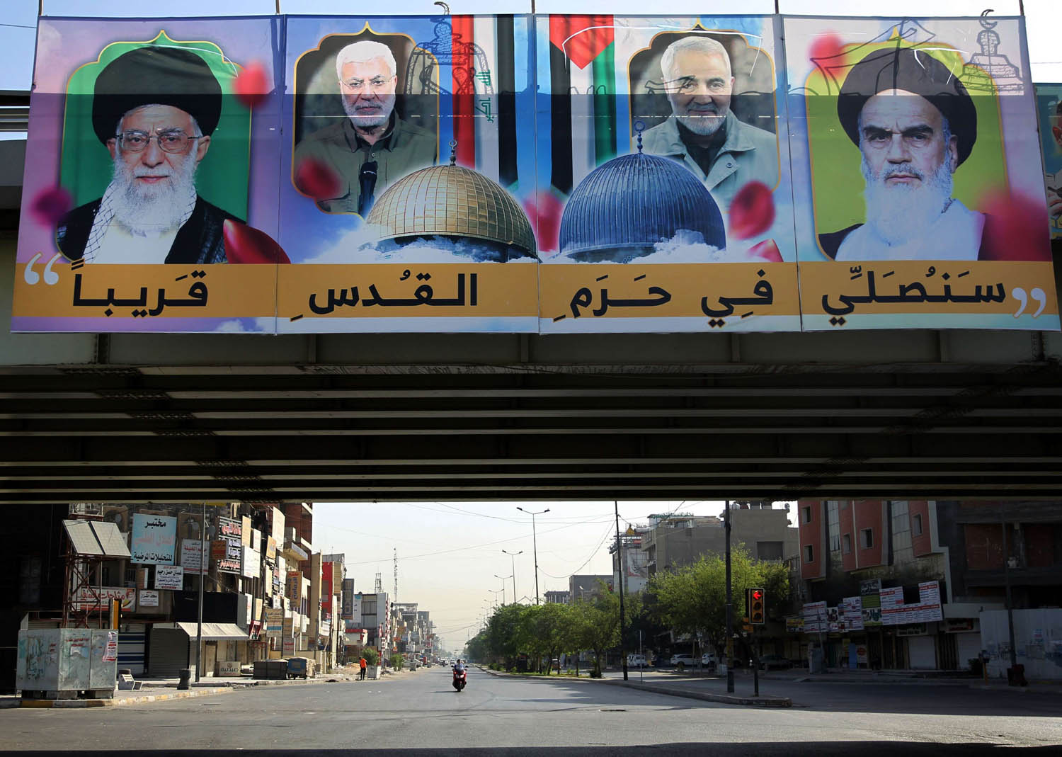 جدارية لقادة إيرانيين وسط بغداد في يوم القدس الإيراني
