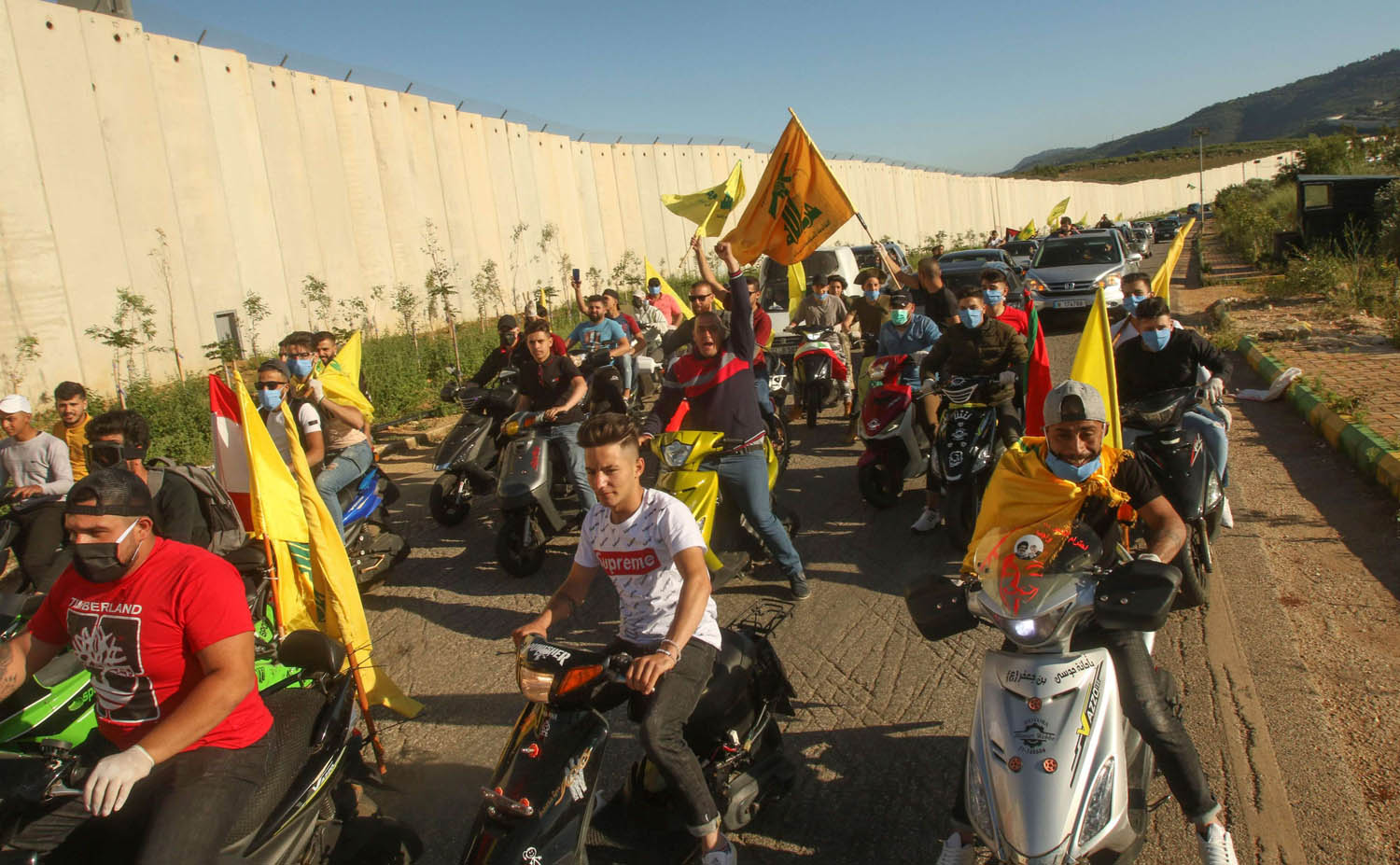 ناشطون في حزب الله يستعرضون أمام الحدود مع اسرائيل