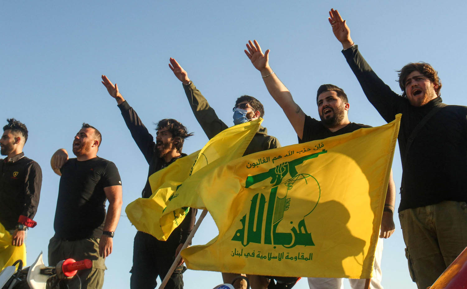 ناشطون في حزب الله يستعرضون في جنوب لبنان