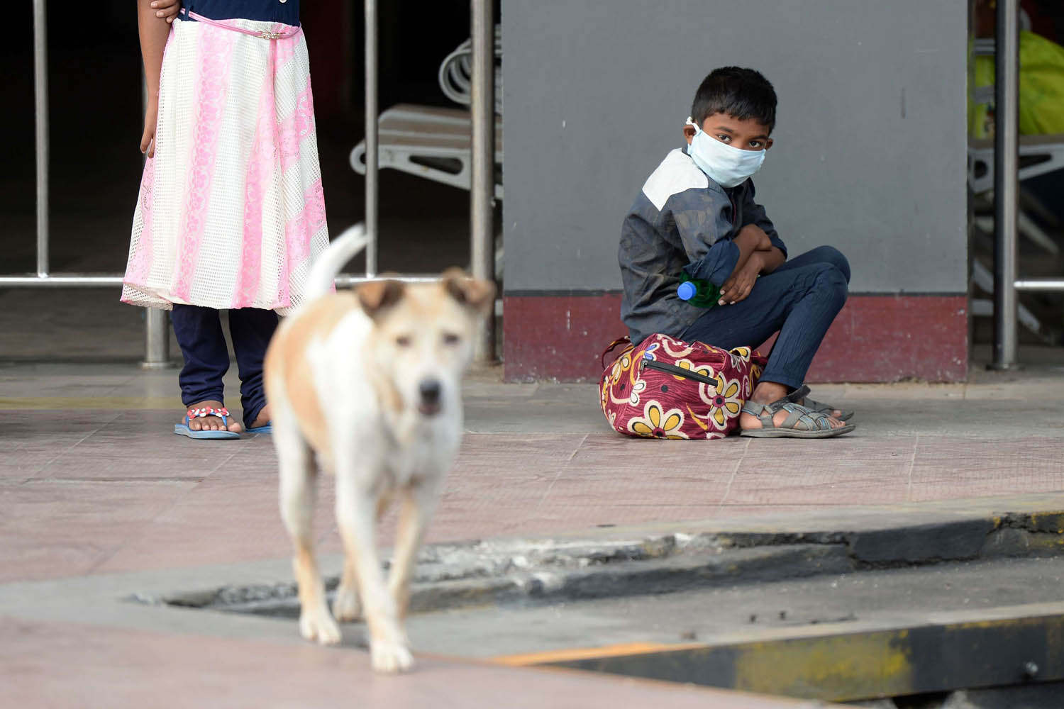 طفل هندي يرتدي كمامة في محطة قطار في حيدر اباد