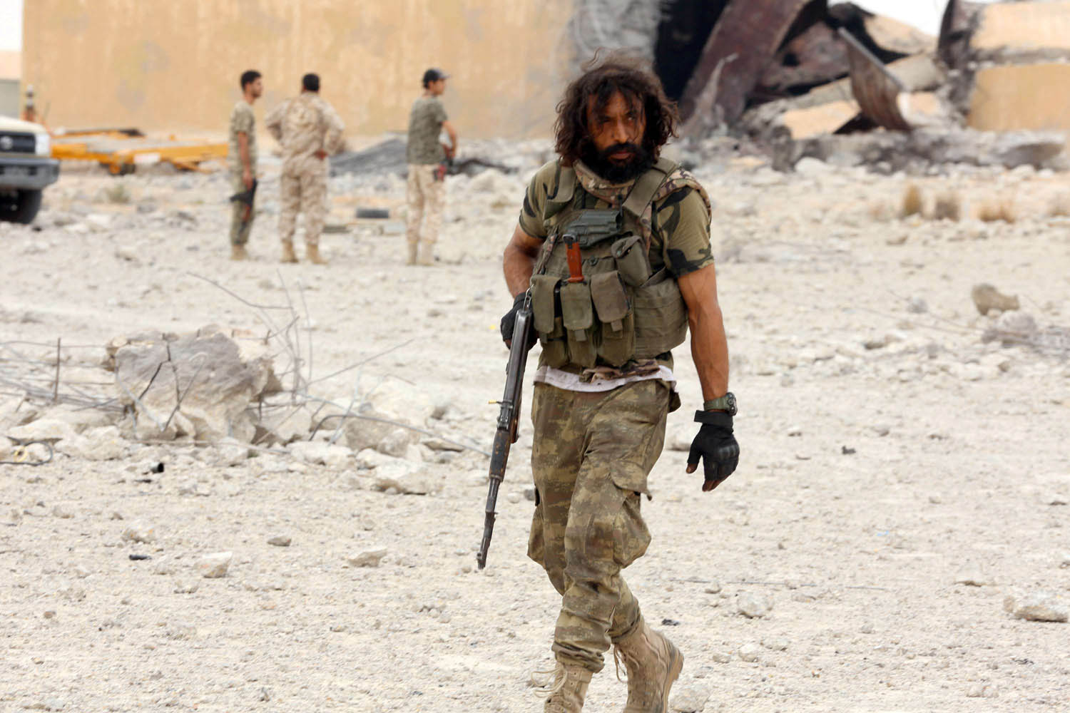 مقاتل من قوات حكومة الوفاق في قاعدة الوطية