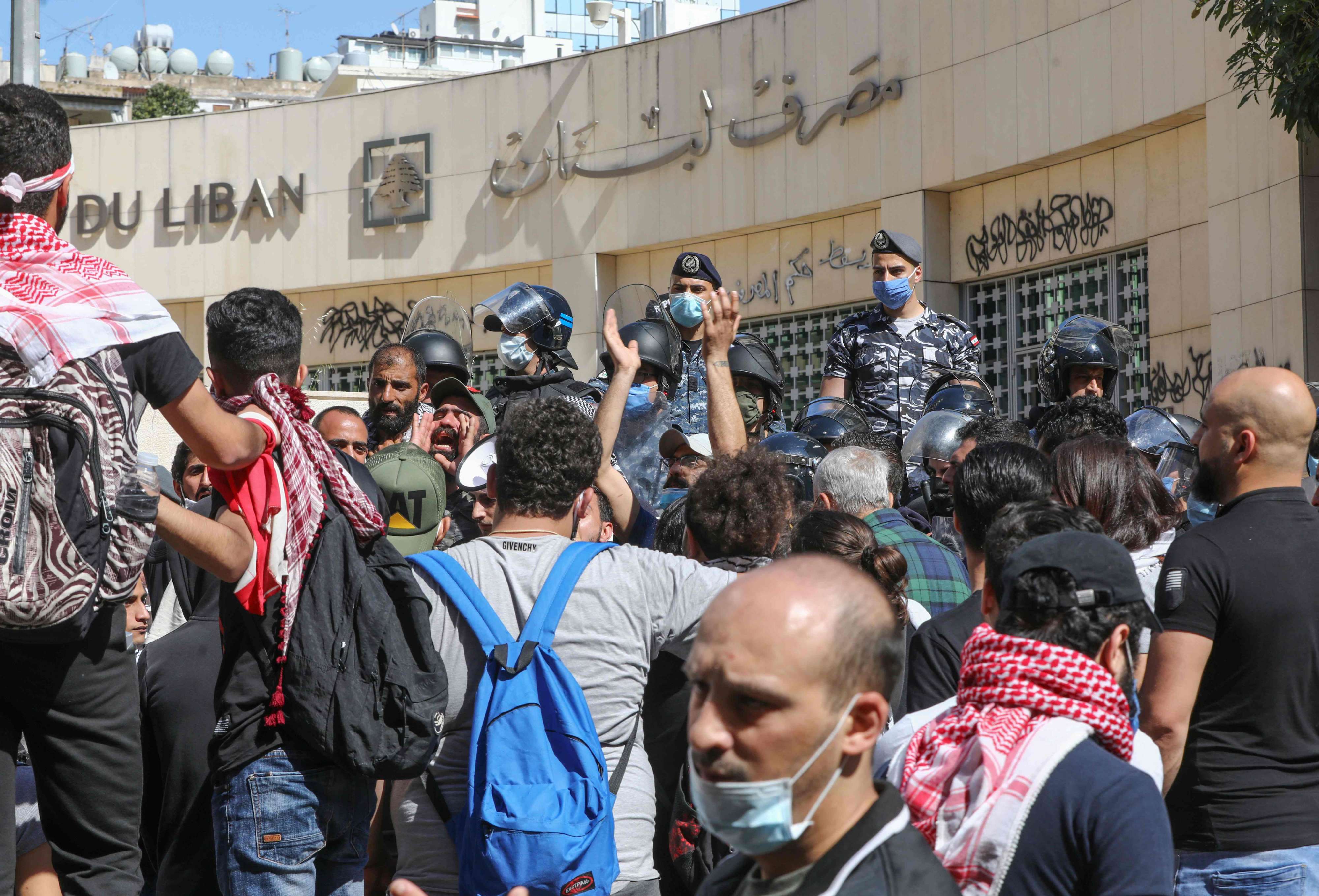 المحتجون في لبنان حملوا القطاع المصرفي مسؤولية الازمة المالية