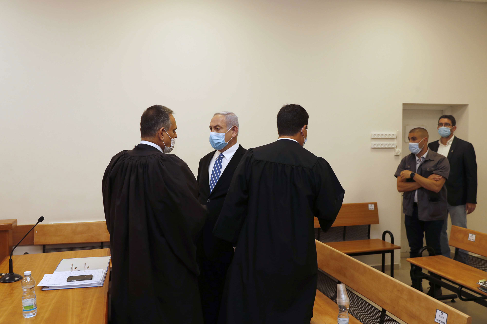 نتنياهو داخل قاعة المحكمة في أول حضور له بعد ايام من توليه رئاسة الحكومة الجديدة