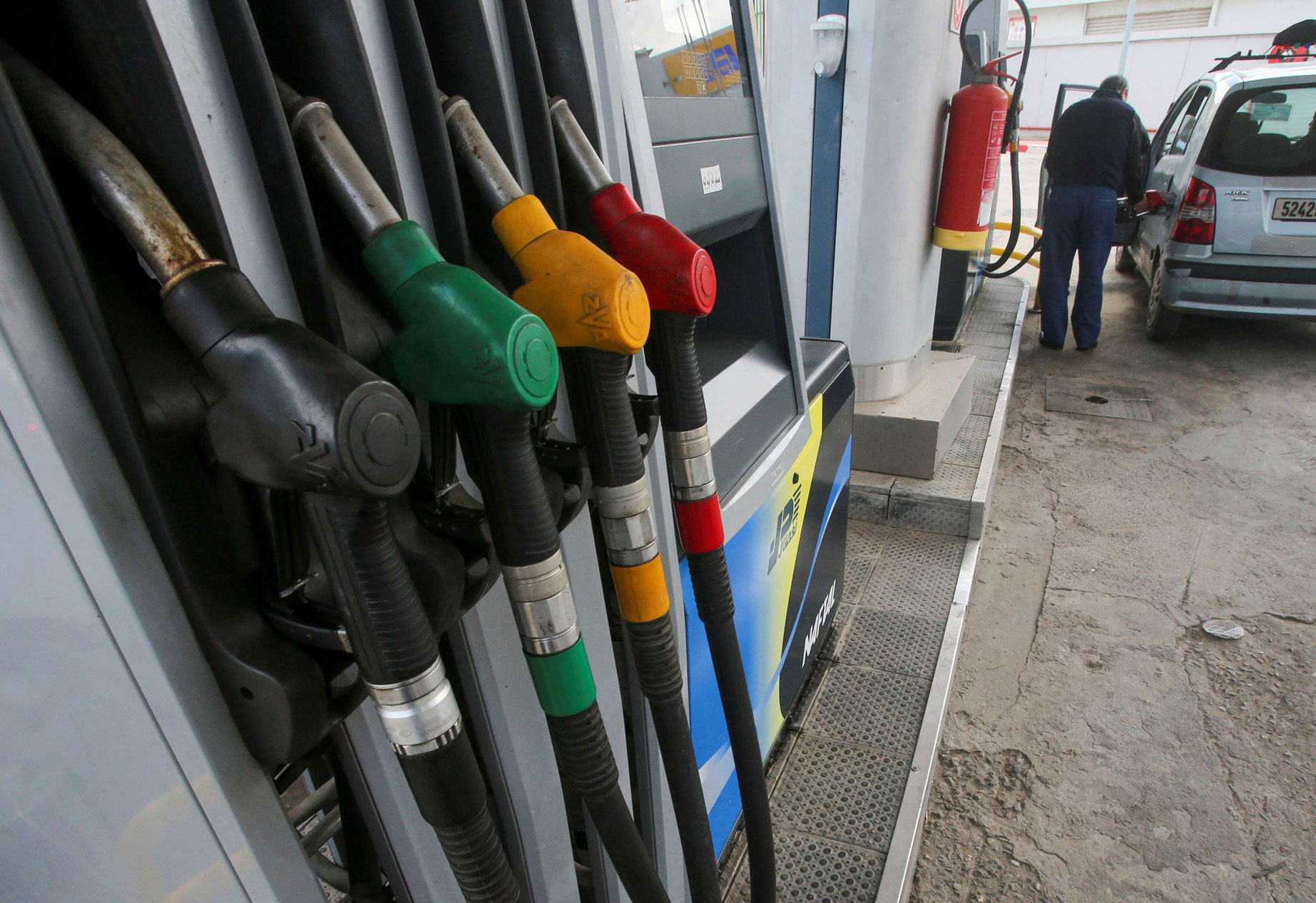 الترفيع في أسعار الوقود مؤشر قوي على حدة الأزمة الاقتصادية في الجزائر