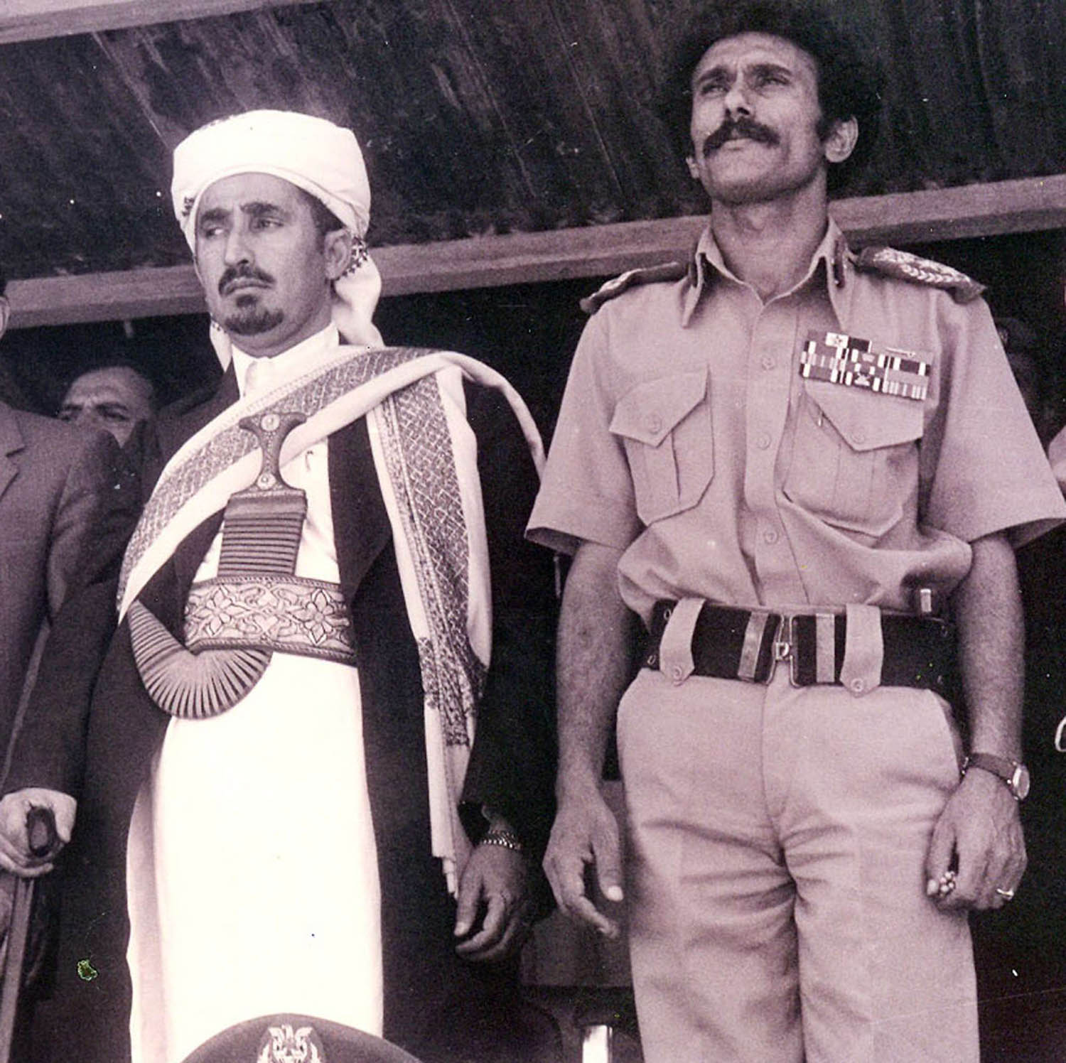 الرئيس اليمني الراحل علي عبدالله صالح مع رئيس التجمع اليمني للاصلاح عبدالله الأحمر