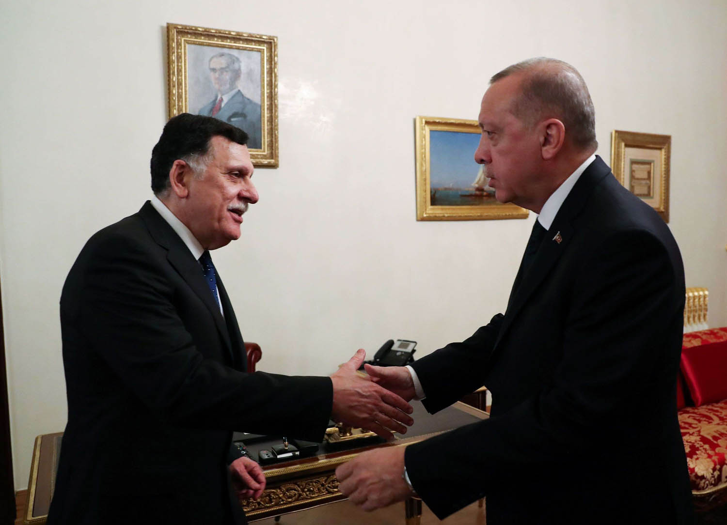 الرئيس التركي رجب طيب اردوغان مع رئيس حكومة الوفاق فايز السراج