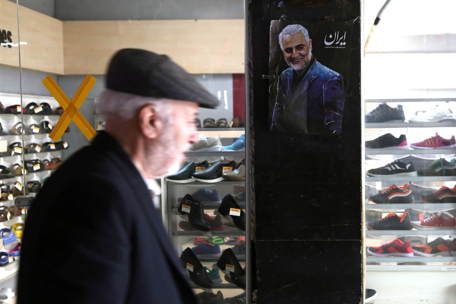 صورة لقاسم سليماني في محل لبيع الأحذية في طهران