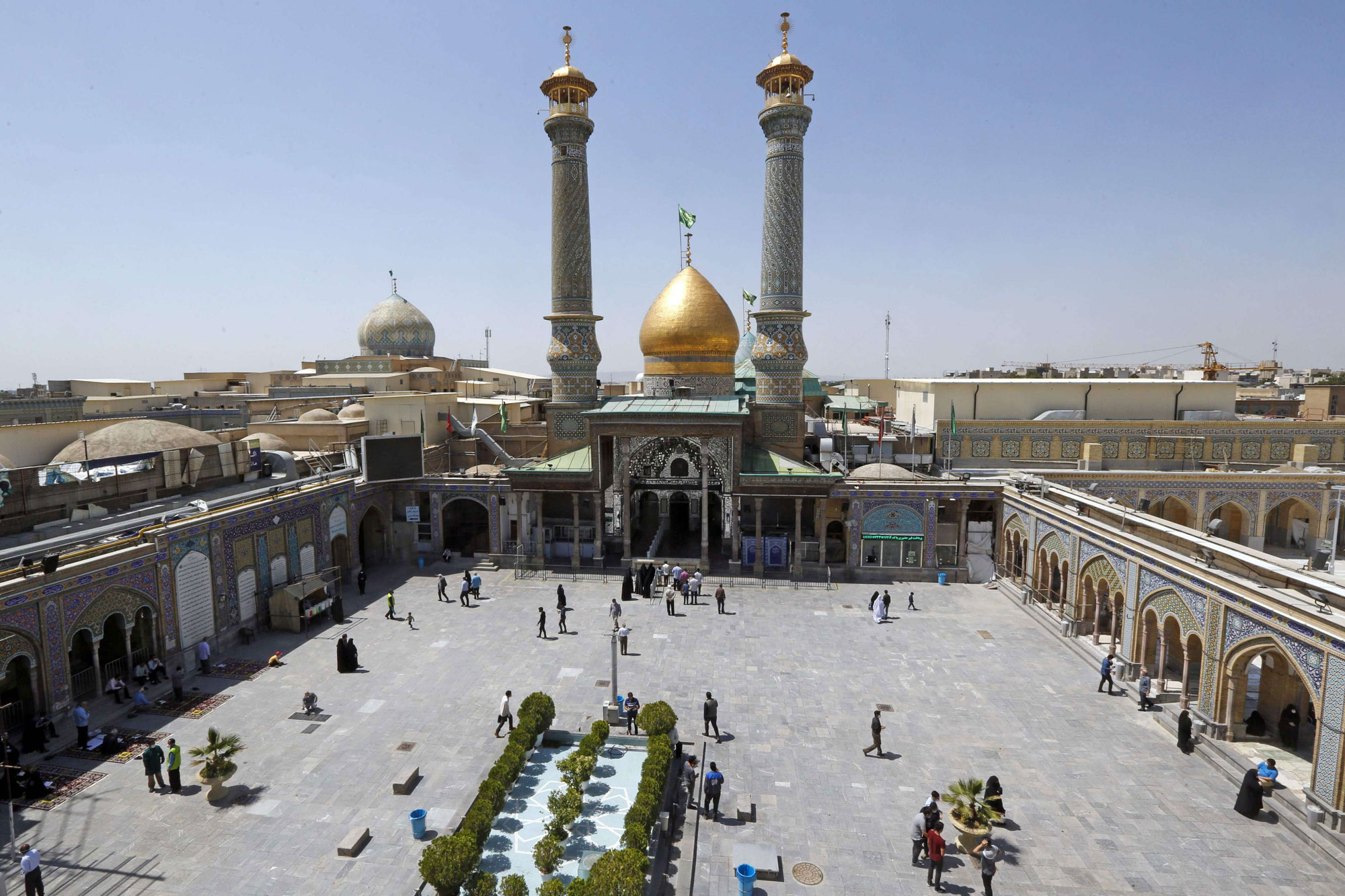 اغلاق المزارات أثار جدلا بين رجال الدين ورجال العلم في إيران