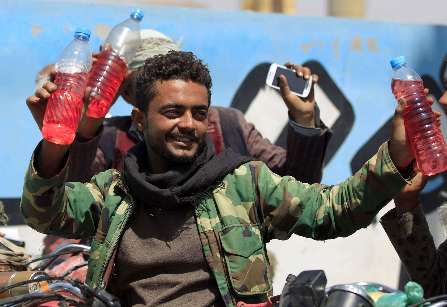 الحوثيون يجبرون السكان في مناطق سيطرتهم على تمويل جبهات القتال