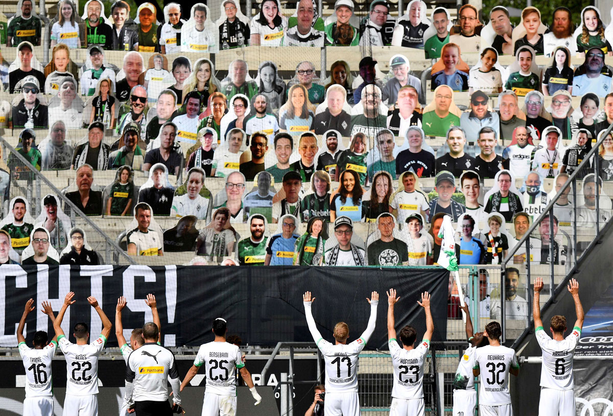 المشجعون يعودون للملاعب على طريقتهم